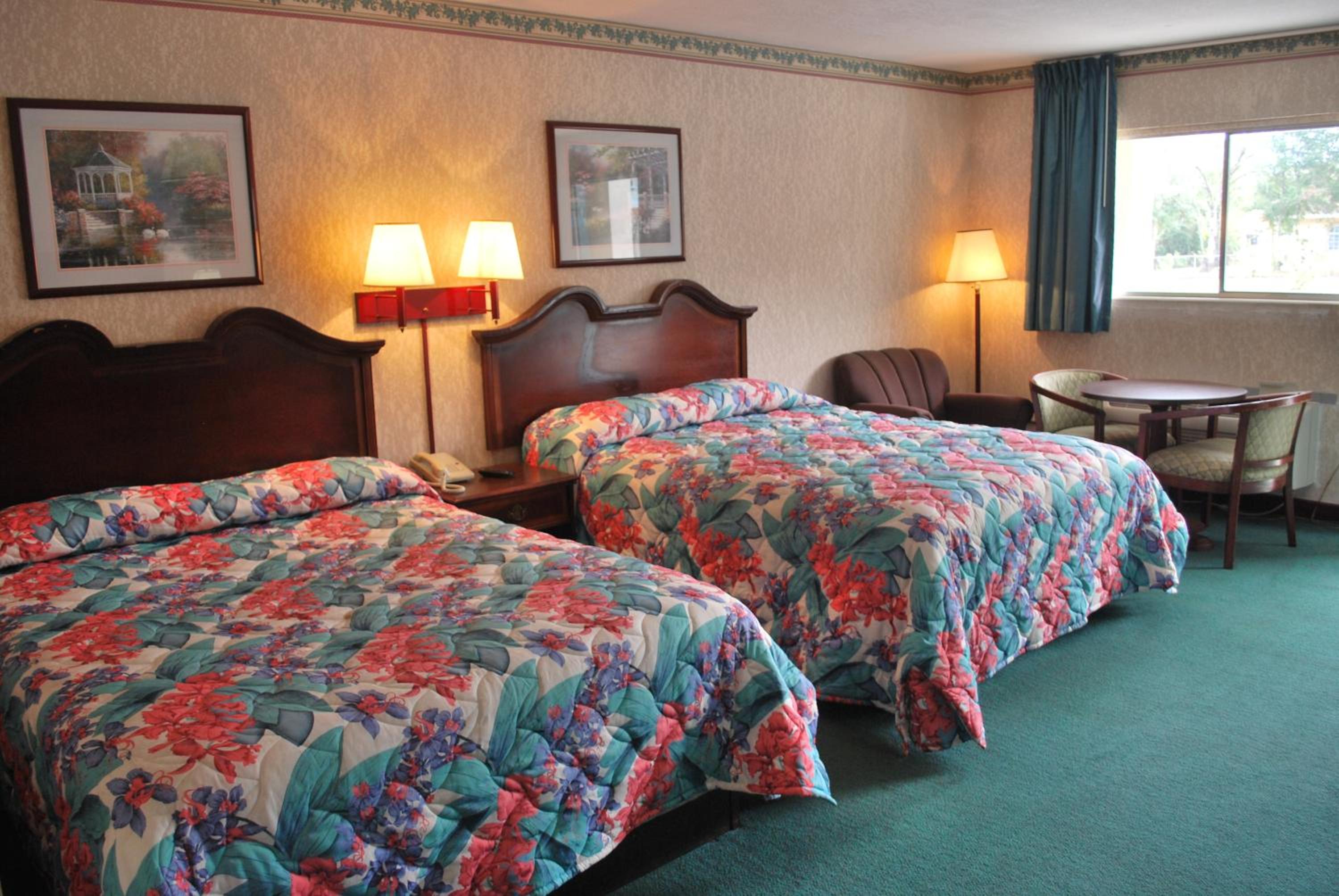 Deluxe Queen Room with Two Queen Beds - Non-Smoking photo 2