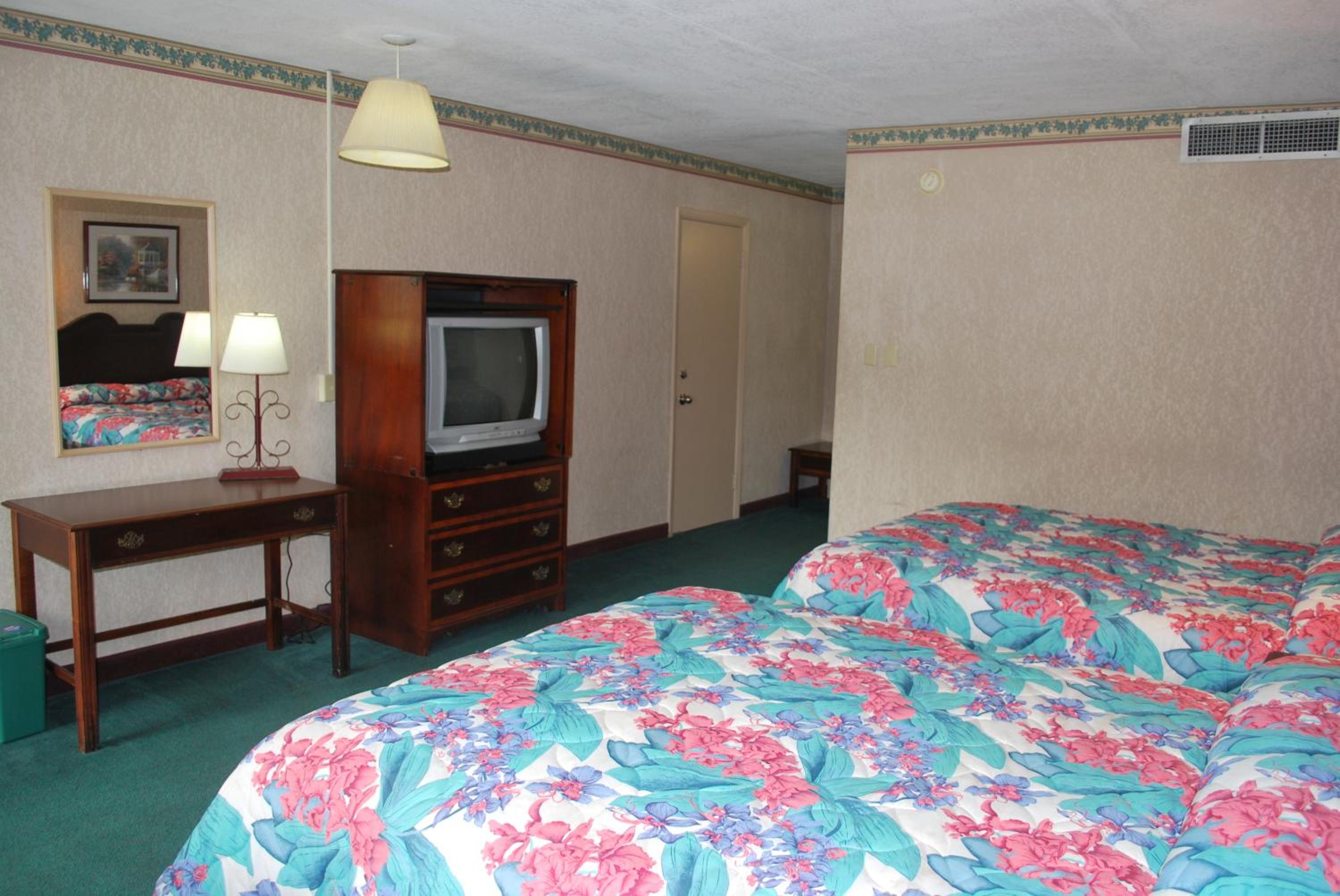 Deluxe Queen Room with Two Queen Beds - Non-Smoking photo 3
