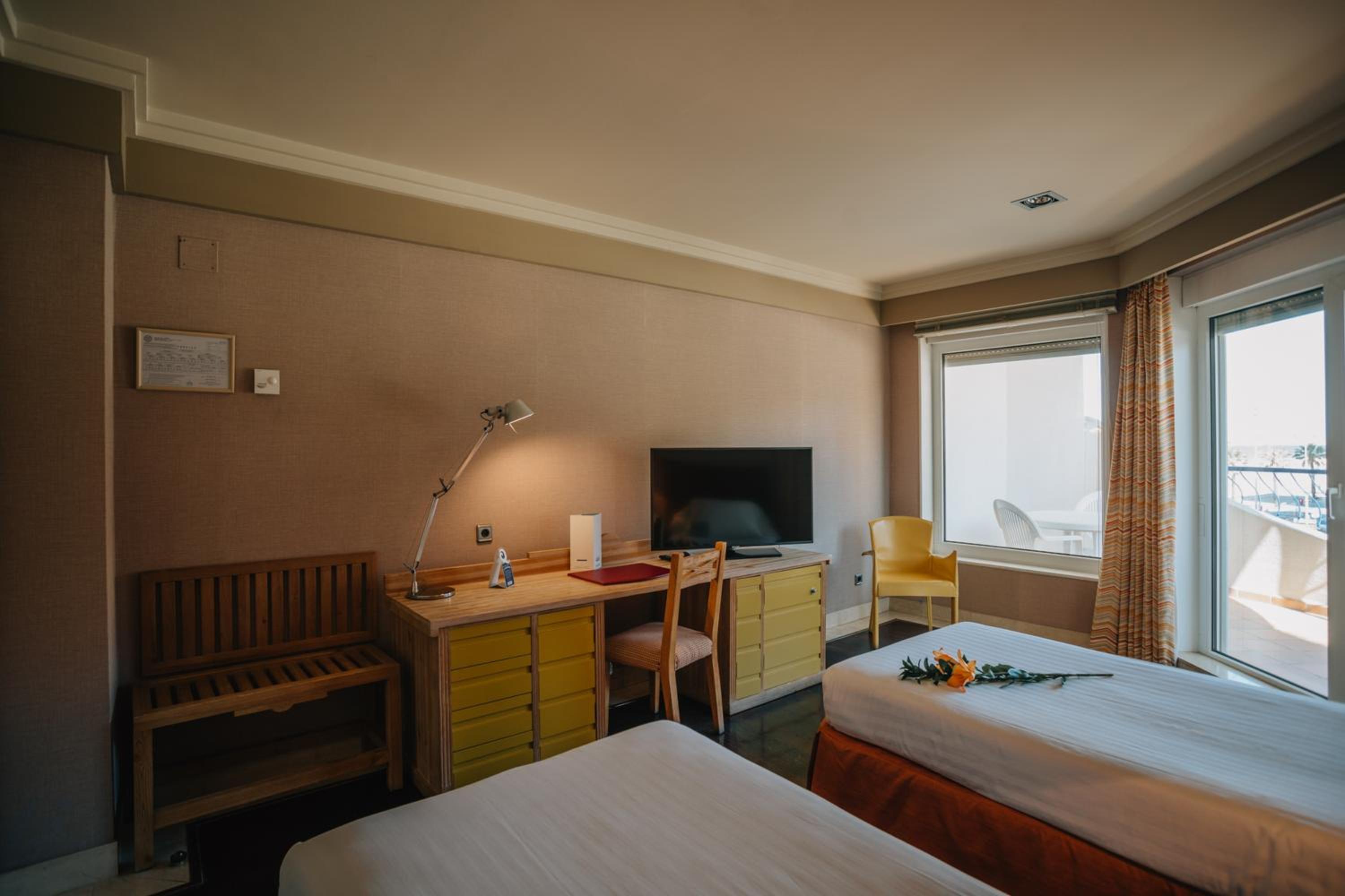Double or Twin Room with Side Sea View - Photo 8