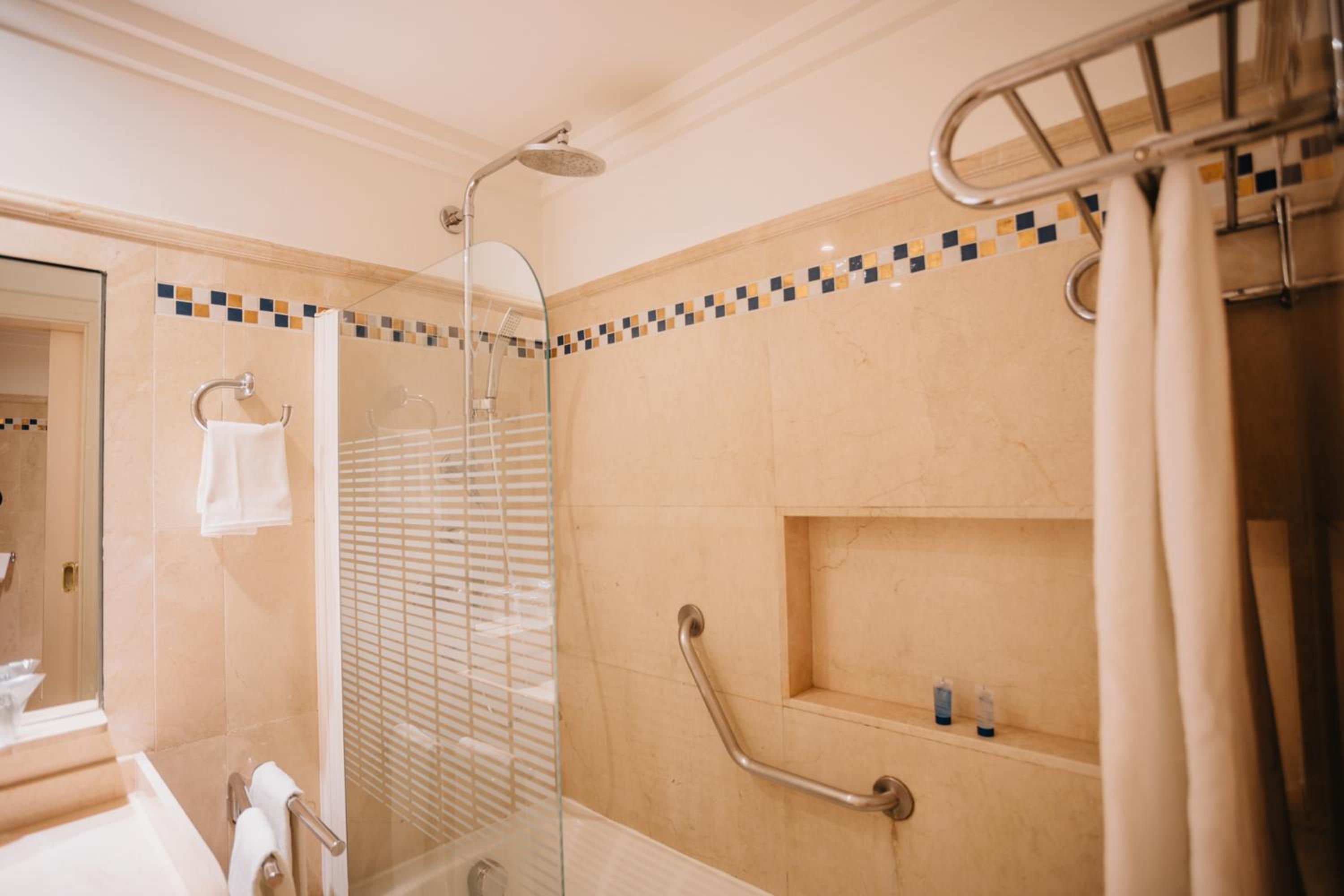Double or Twin Room with Side Sea View - Photo 9