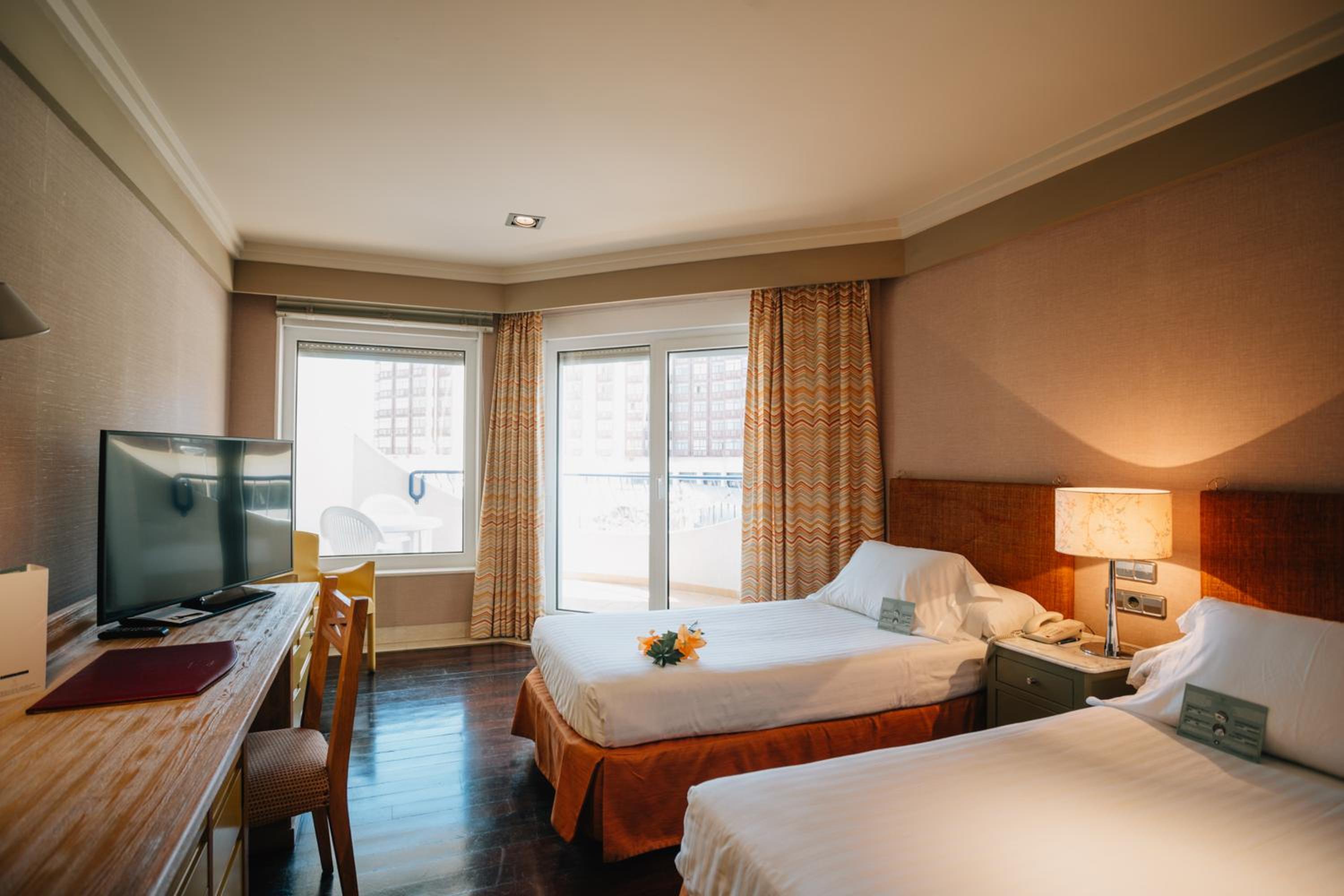 Double or Twin Room with Side Sea View - Photo 7