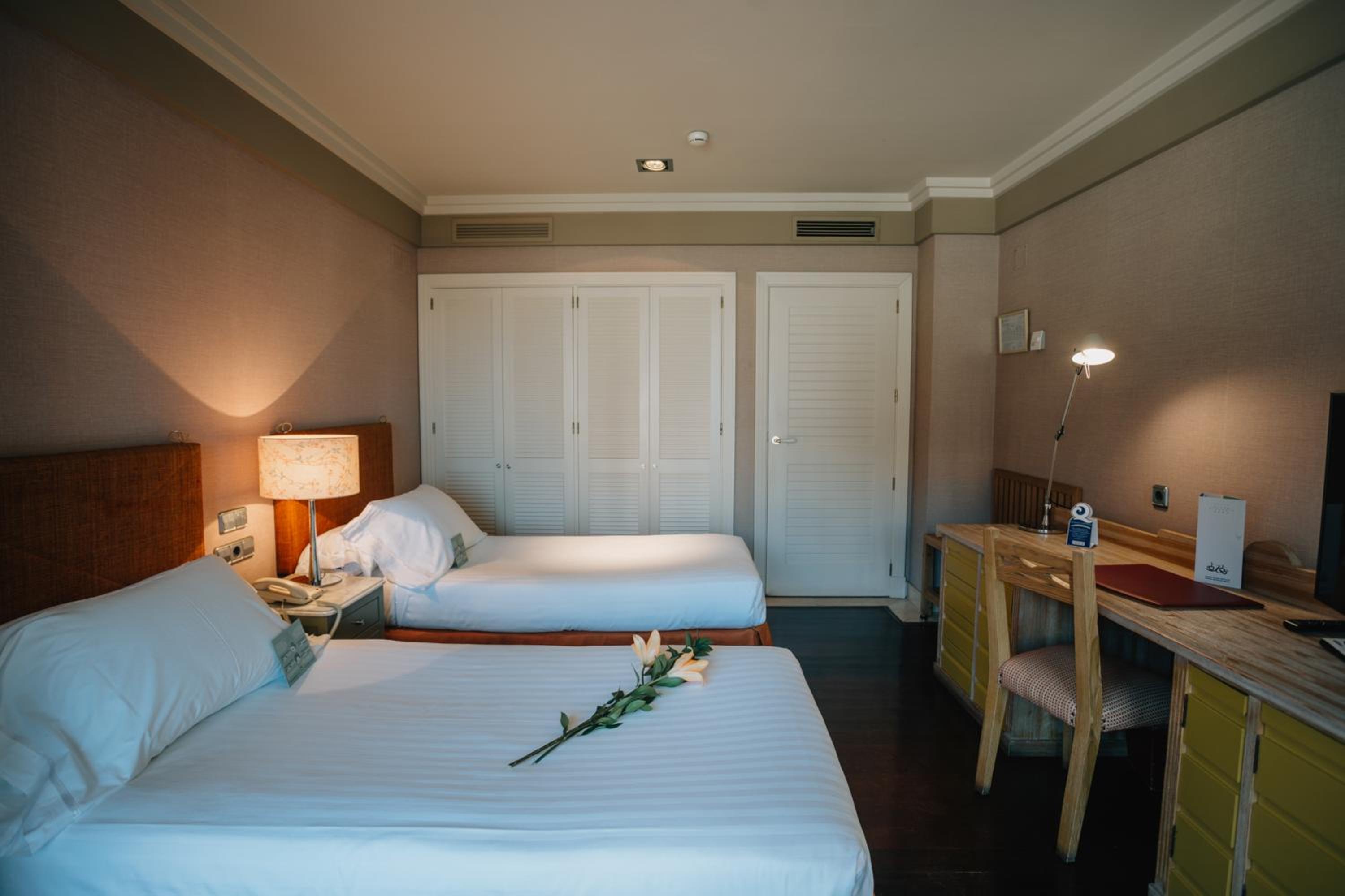 Double or Twin Room with Side Sea View - Photo 6