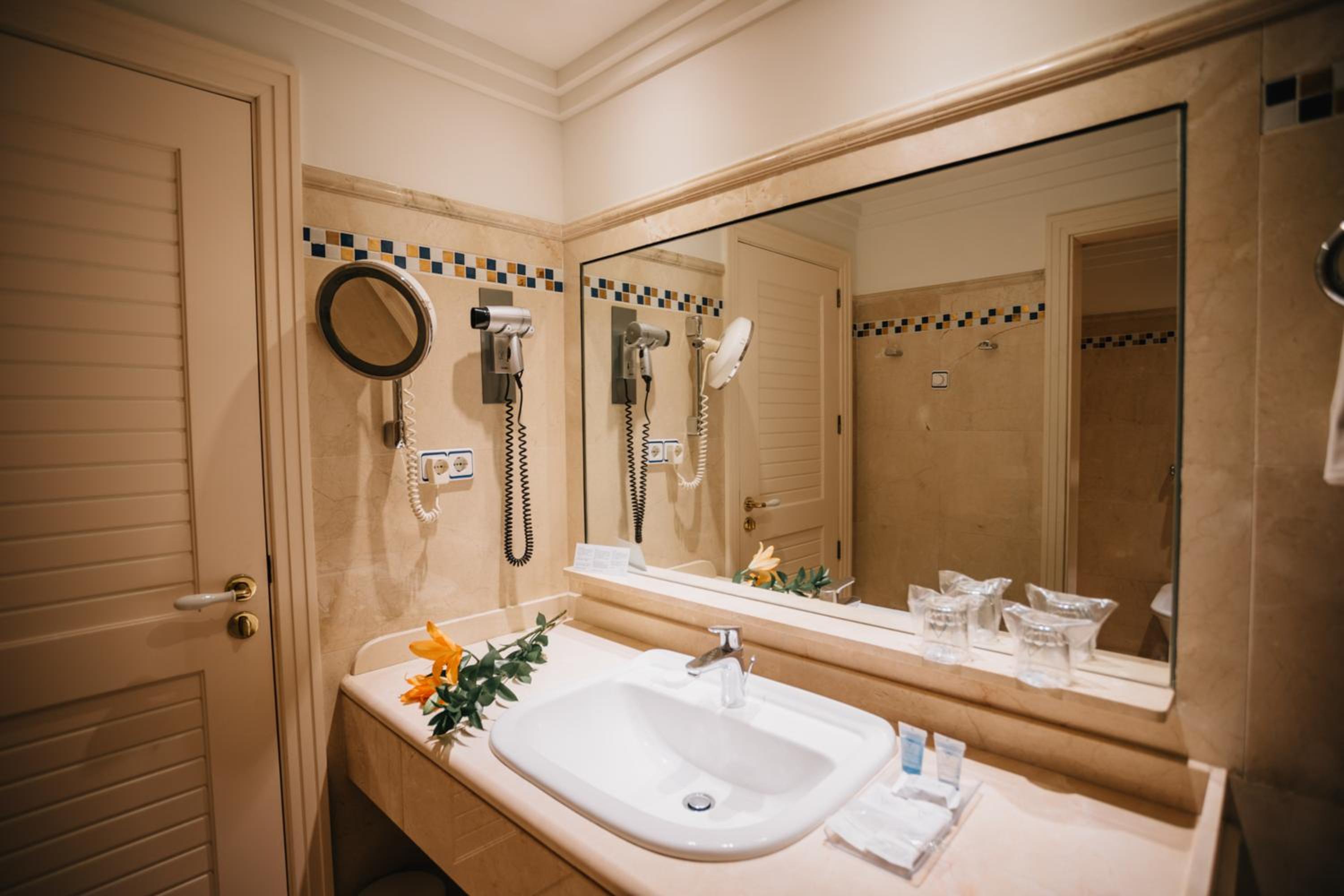 Double or Twin Room with Side Sea View - Photo 5