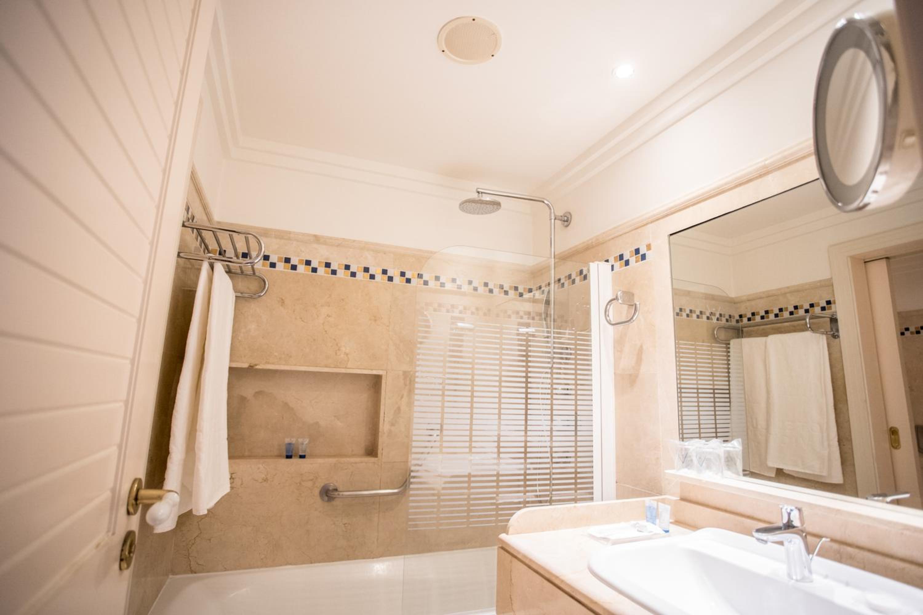 Double or Twin Room with Side Sea View - Photo 2