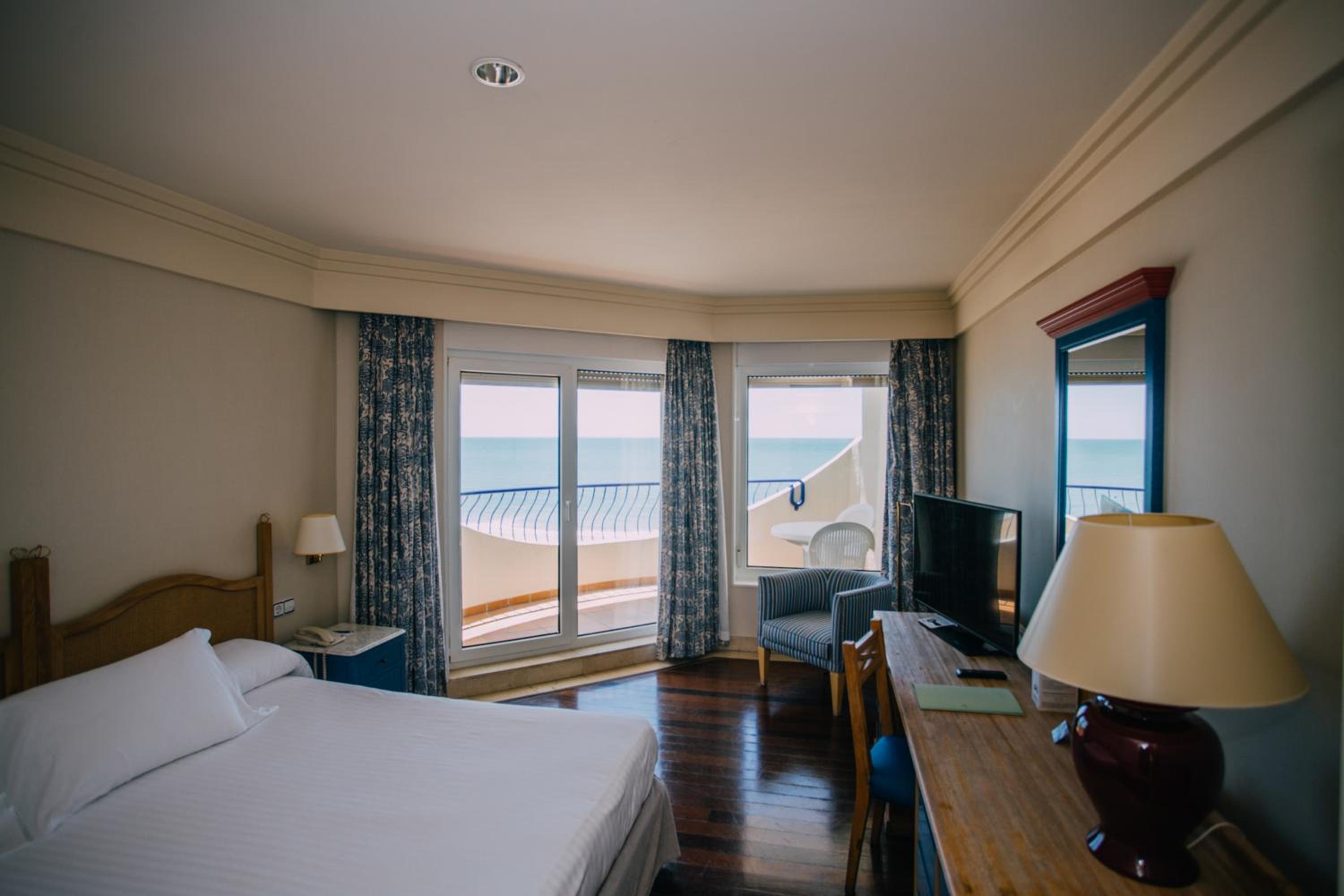 Double or Twin Room with Front Sea View - Photo 1