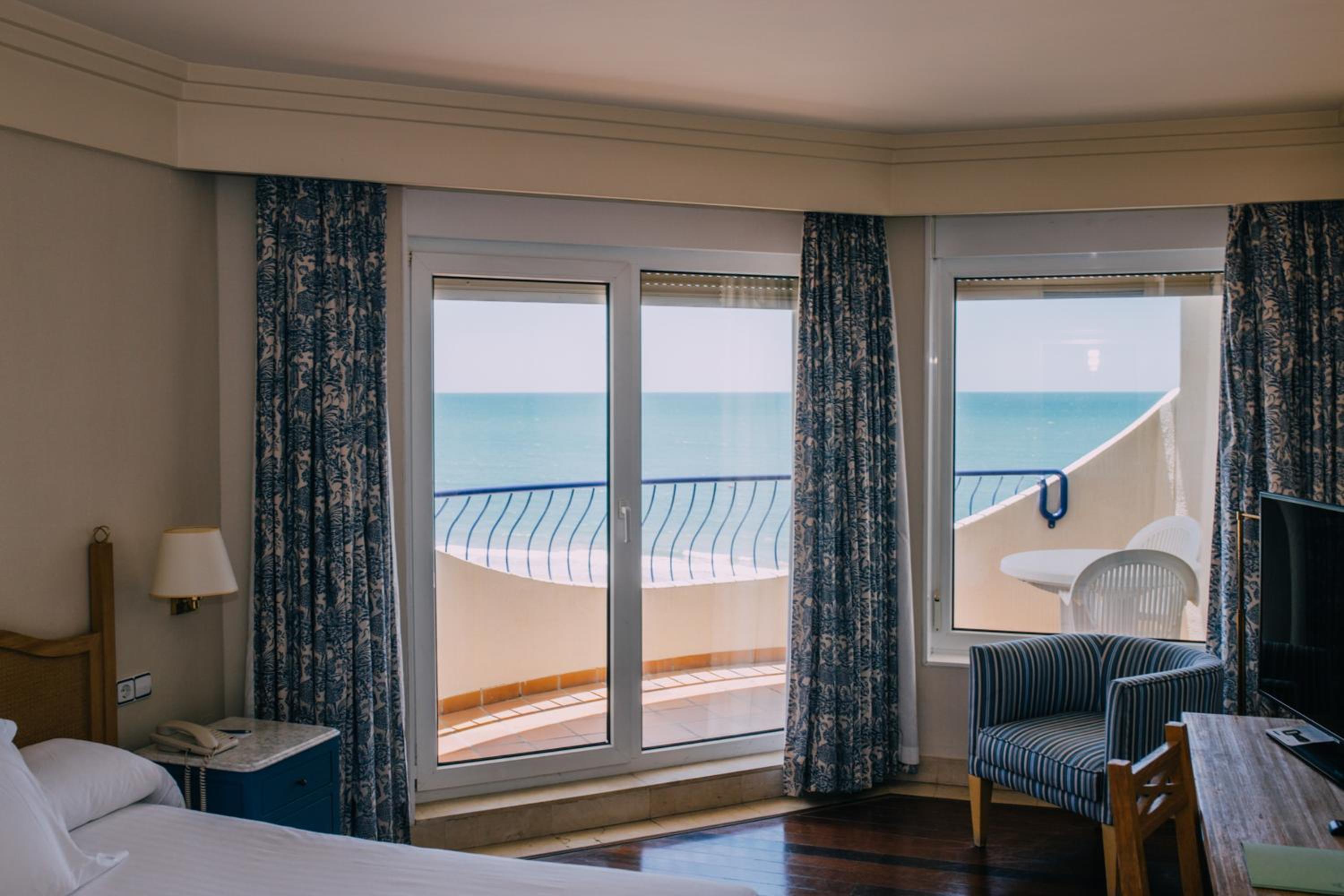 Double or Twin Room with Front Sea View - Photo 7
