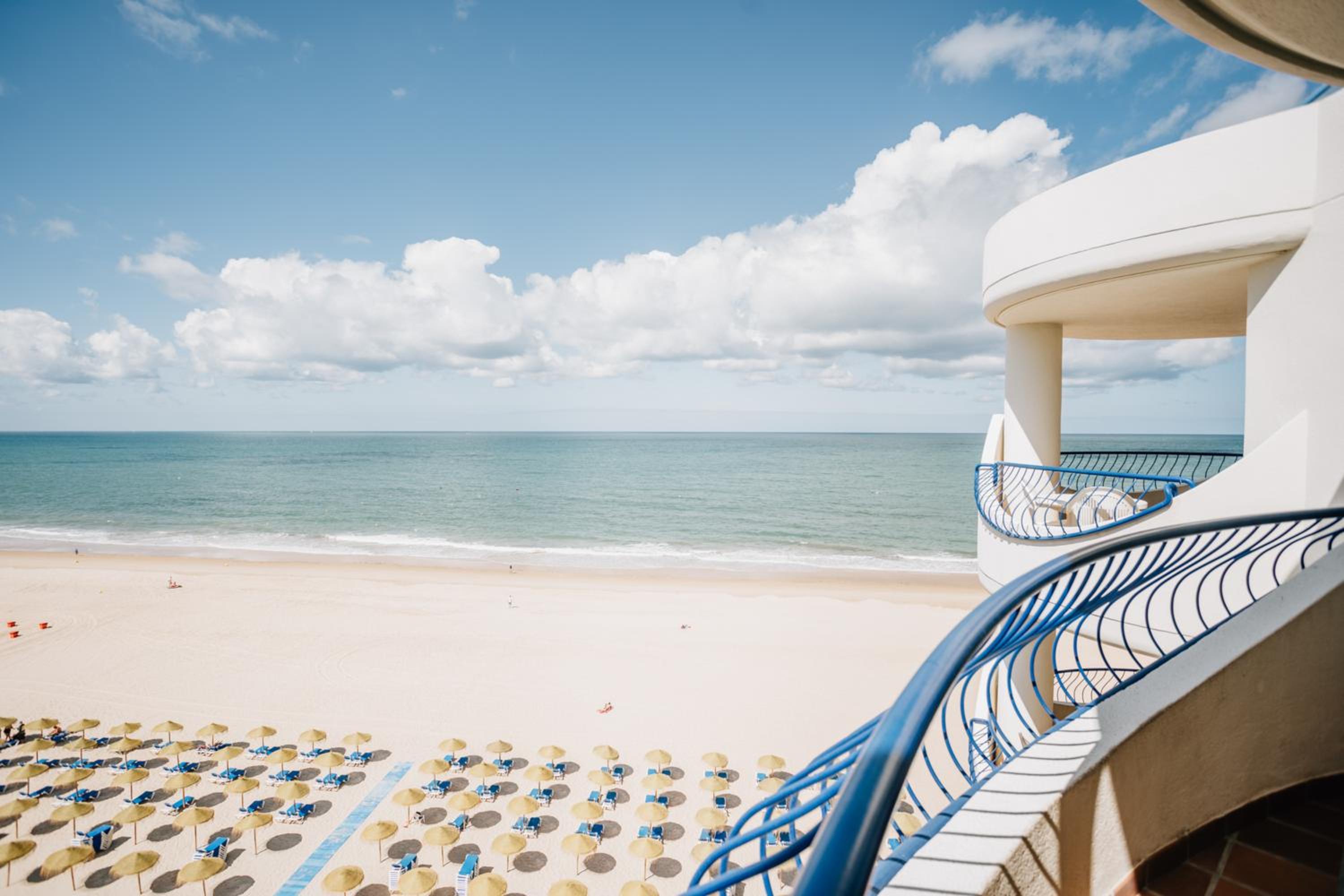 Double or Twin Room with Front Sea View - Photo 8