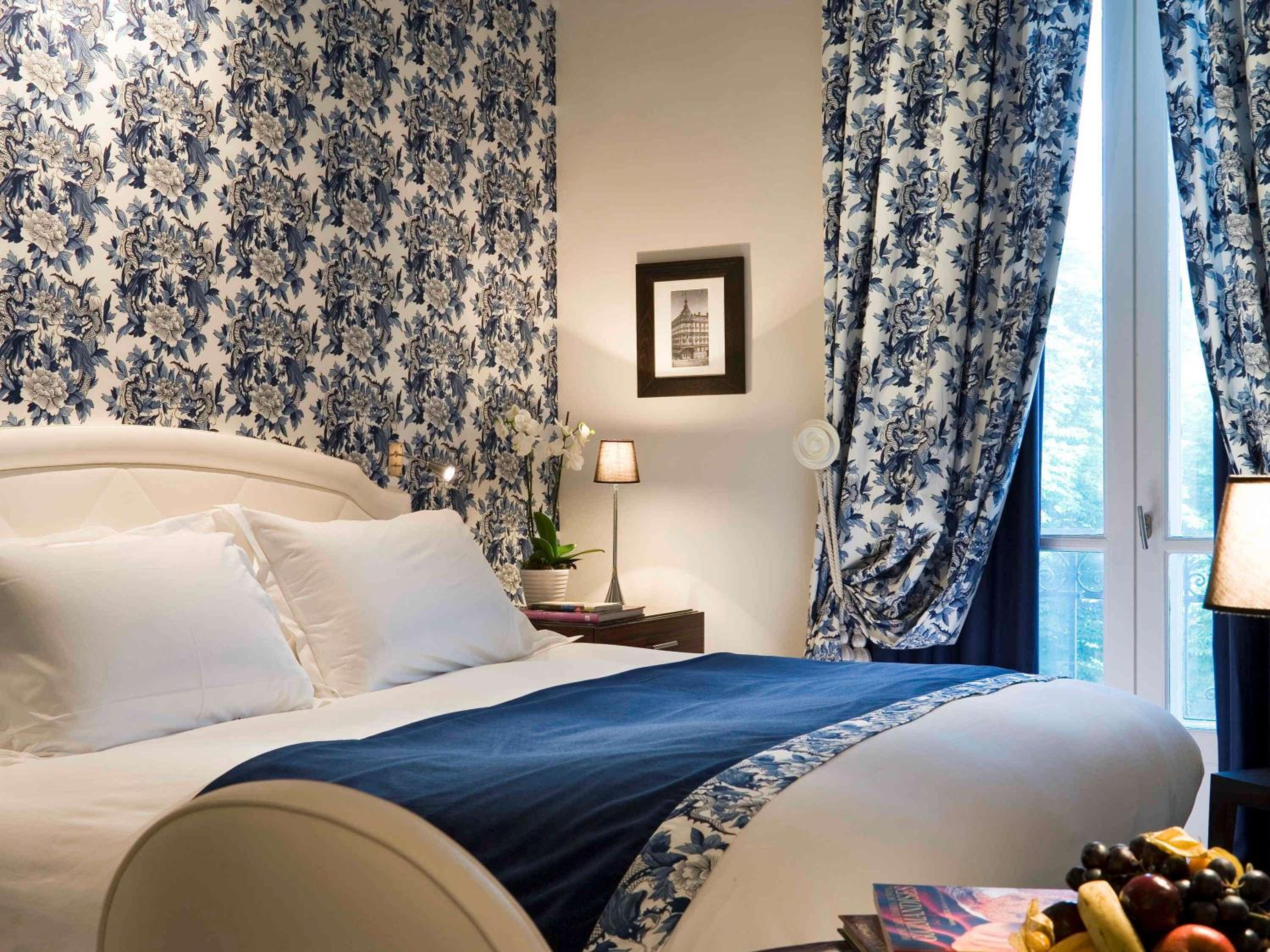 Classic Double Room with City View thumbnail 6