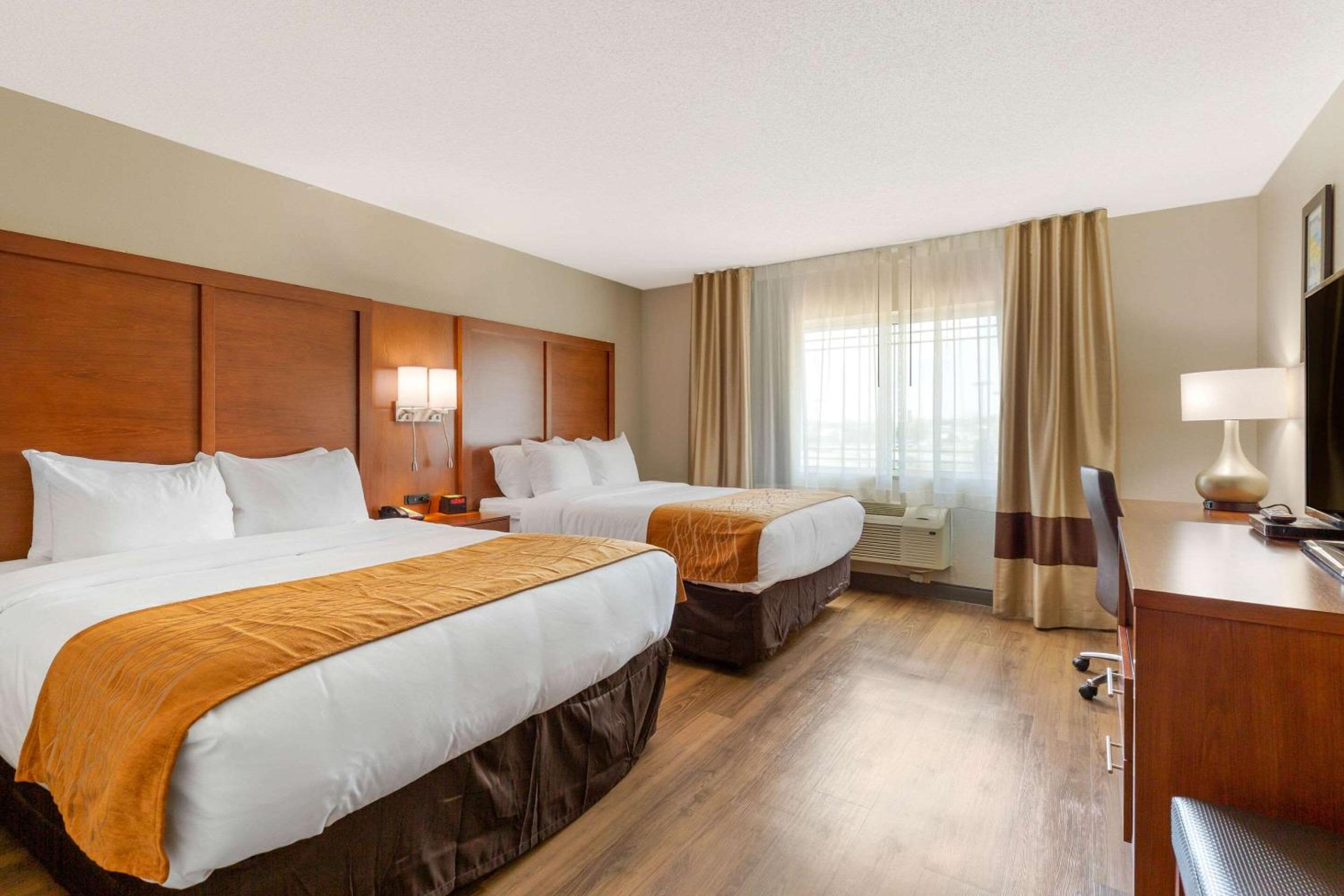 Standard Queen Room with Two Queen Beds - Non-Smoking photo 3