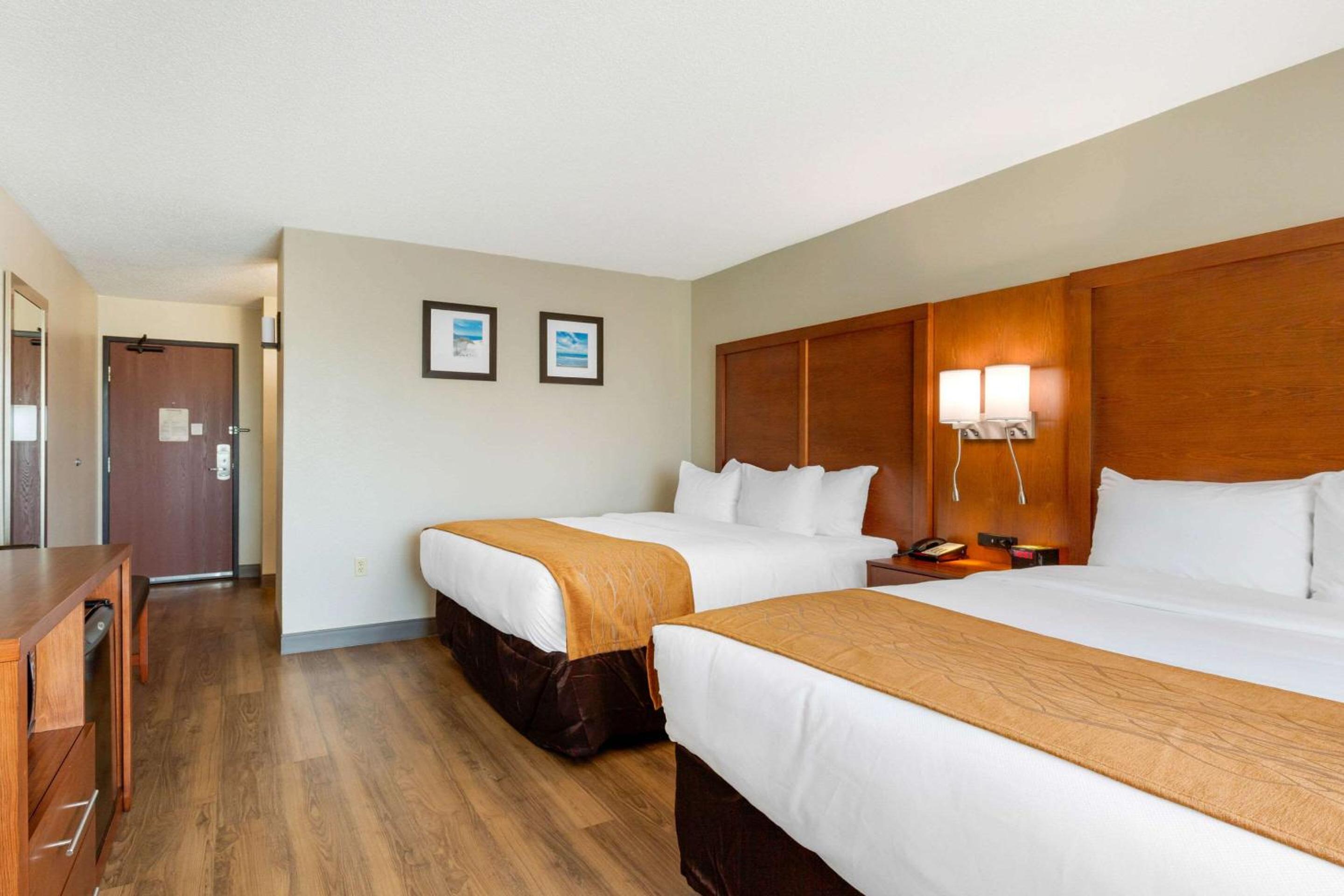 Standard Queen Room with Two Queen Beds - Non-Smoking photo 1