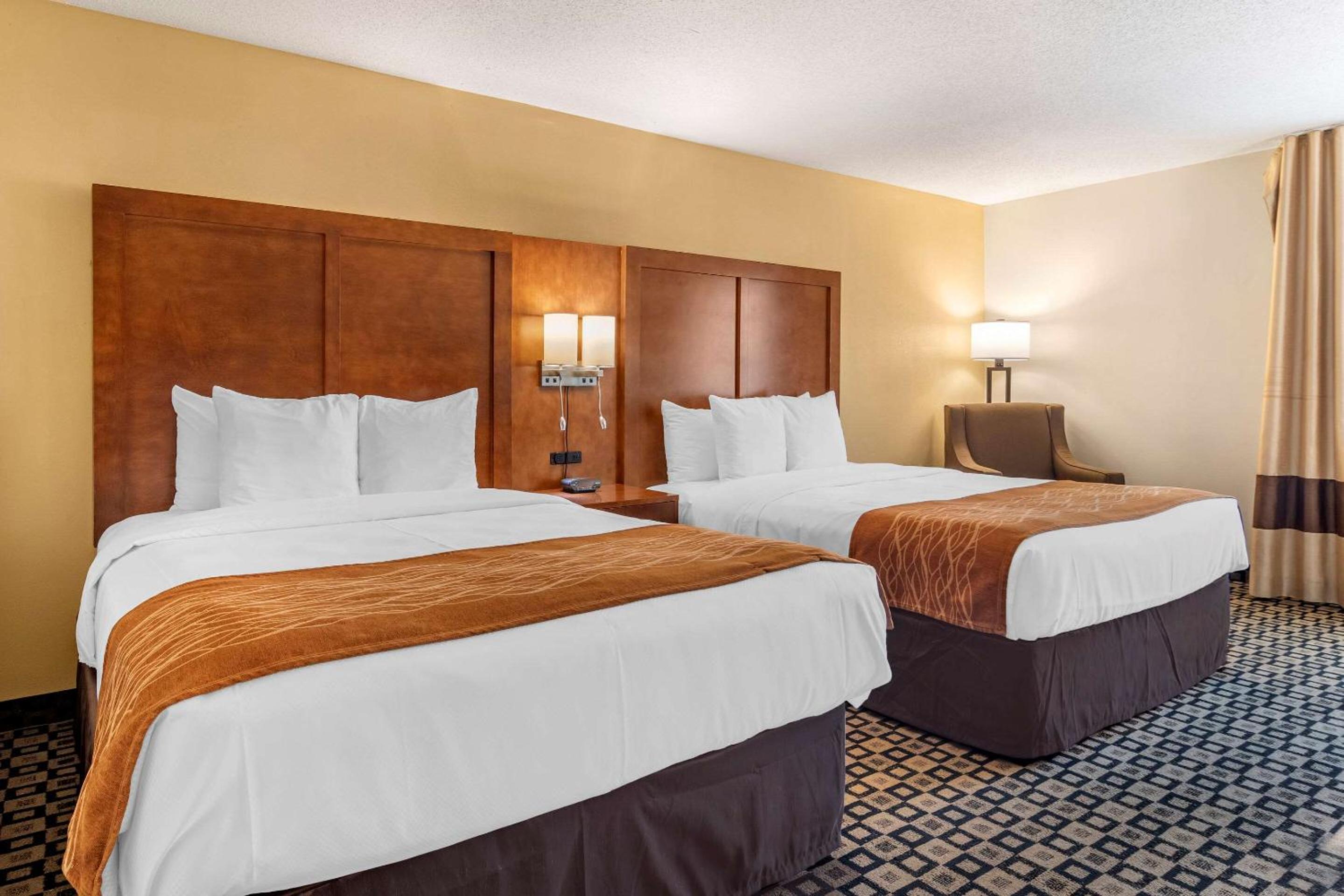 Queen Room with Two Queen Beds - Non-Smoking - Photo 7
