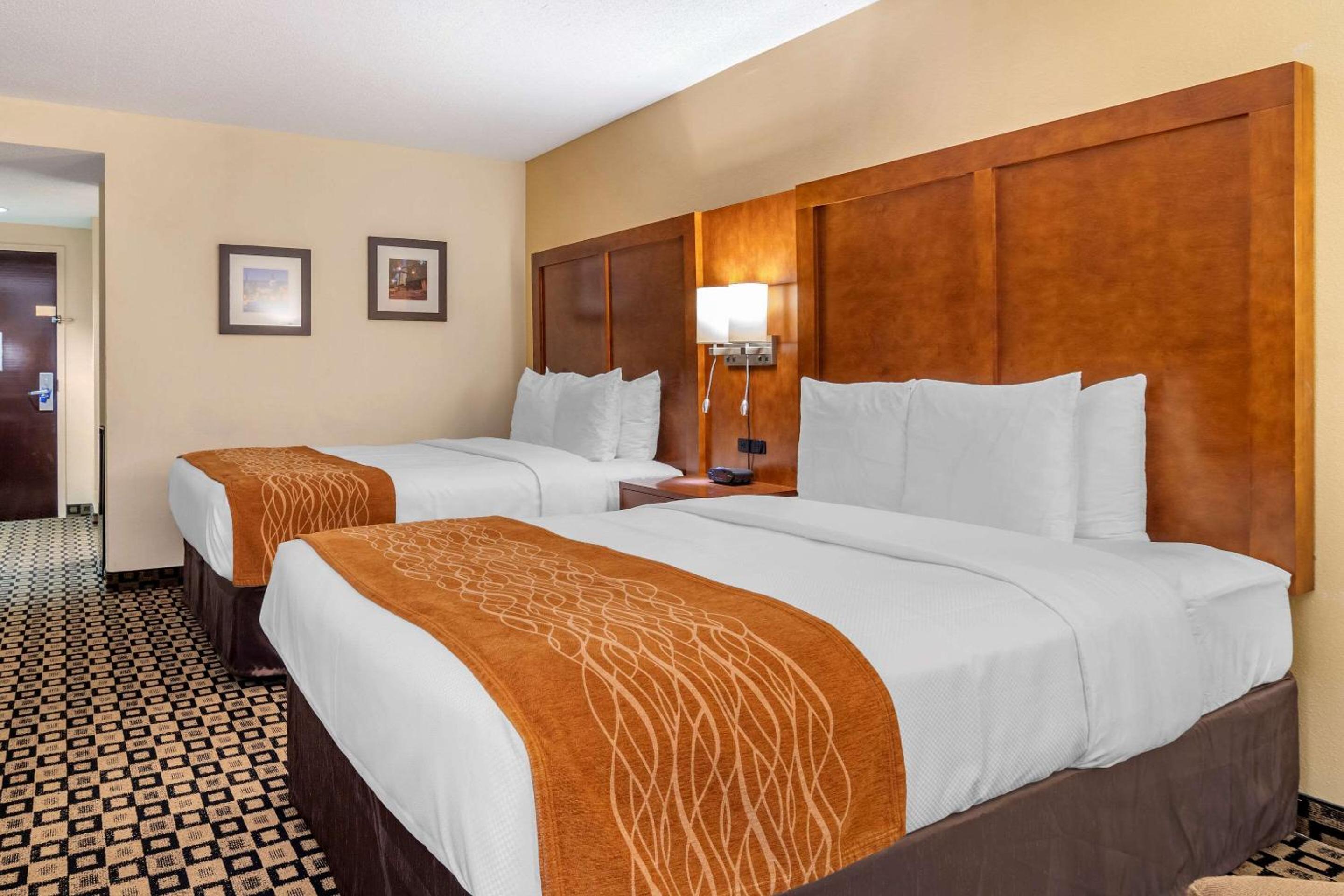 Queen Room with Two Queen Beds - Non-Smoking - Photo 8