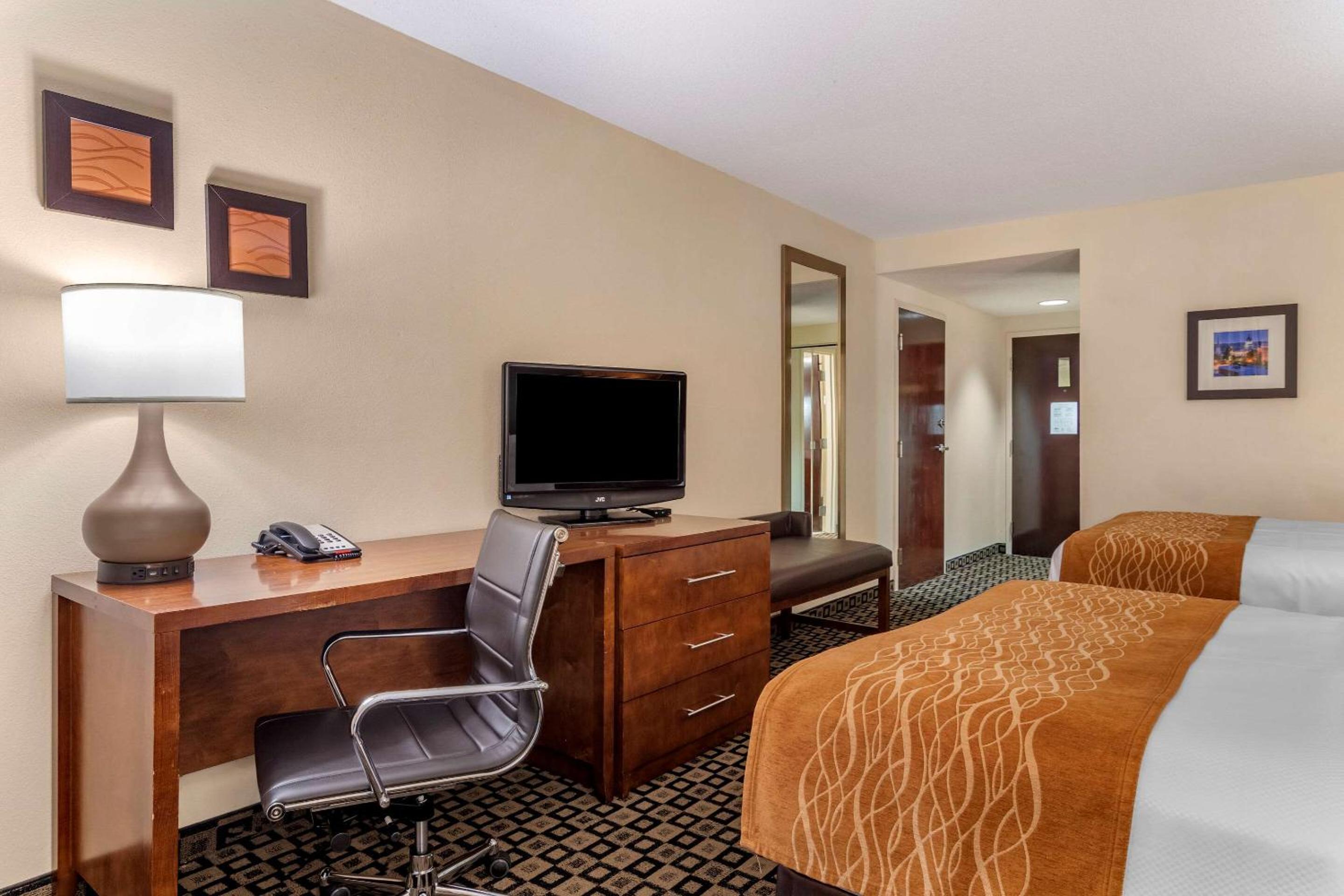 Queen Room with Two Queen Beds - Non-Smoking - Photo 2