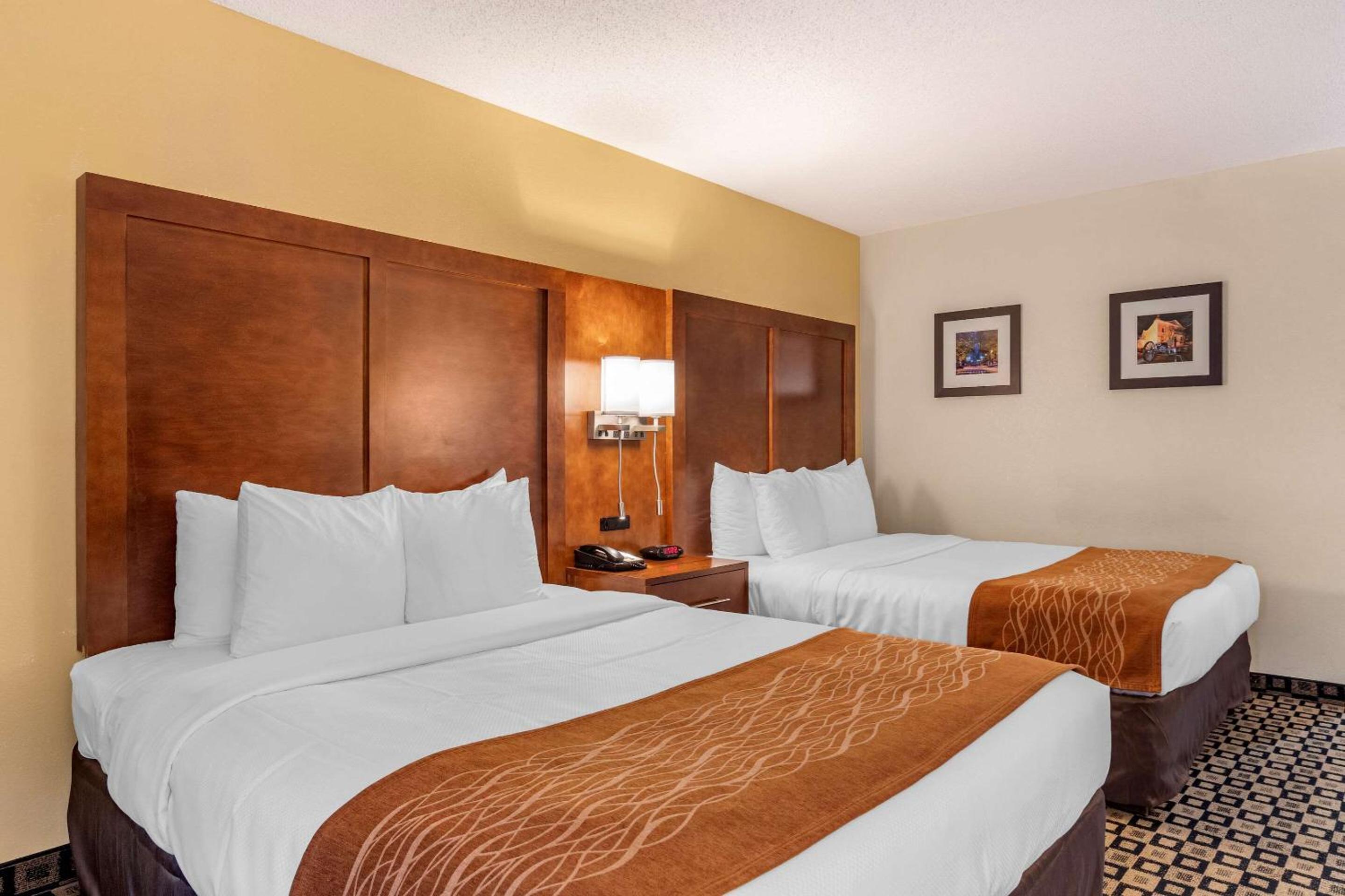 Queen Room with Two Queen Beds - Non-Smoking - Photo 1