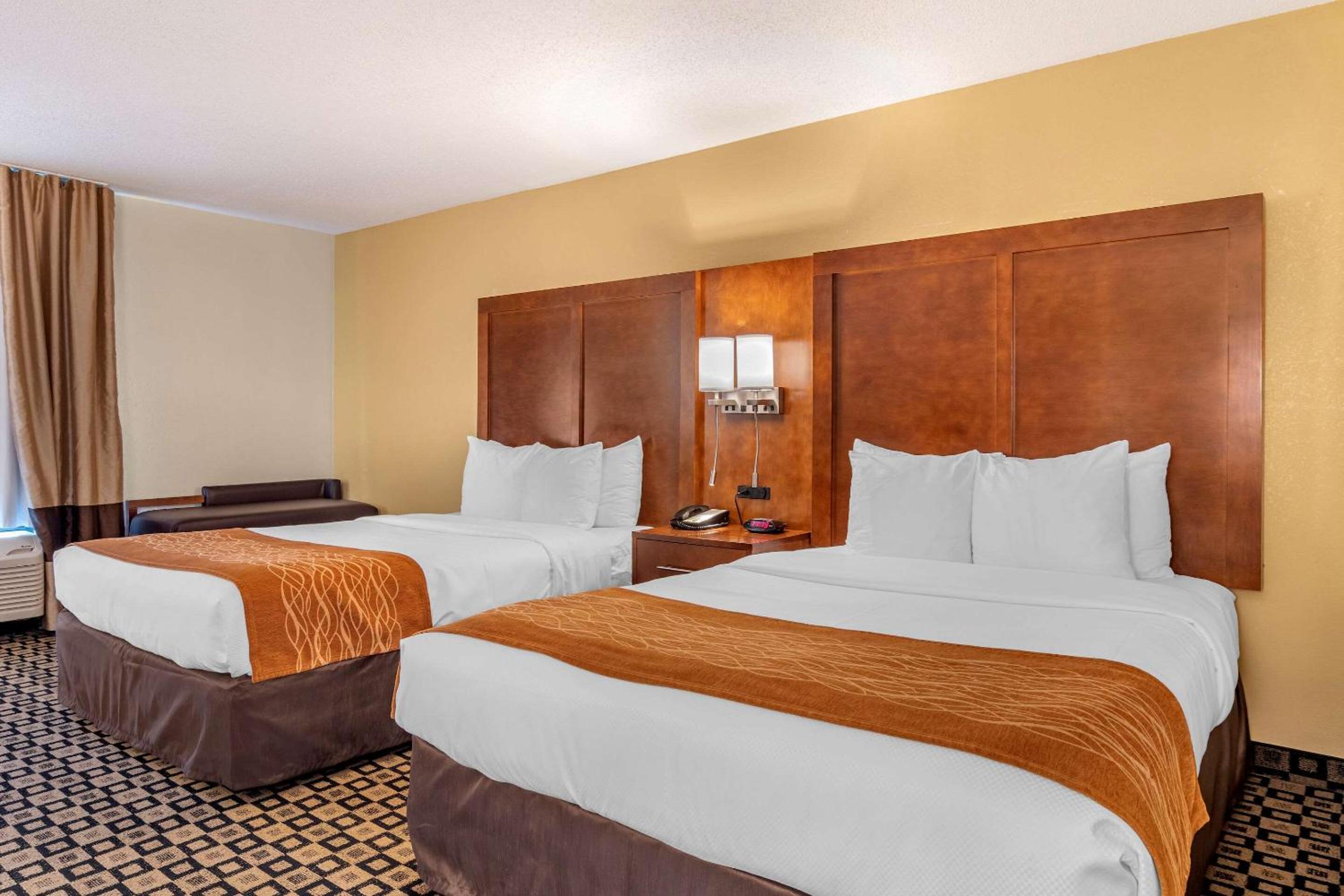 Queen Room with Two Queen Beds - Non-Smoking - Photo 4