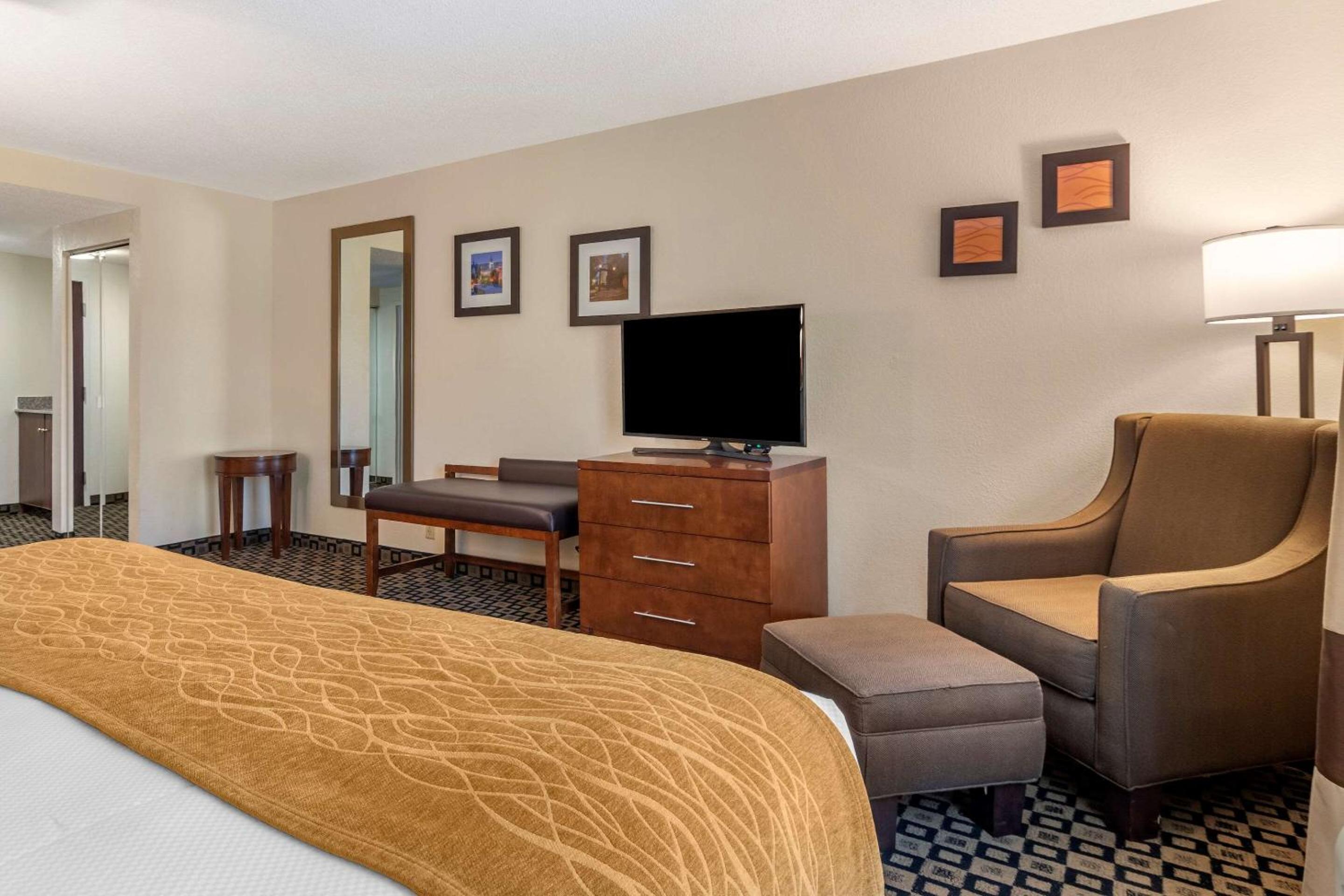 King Suite - Non-Smoking - Photo 3