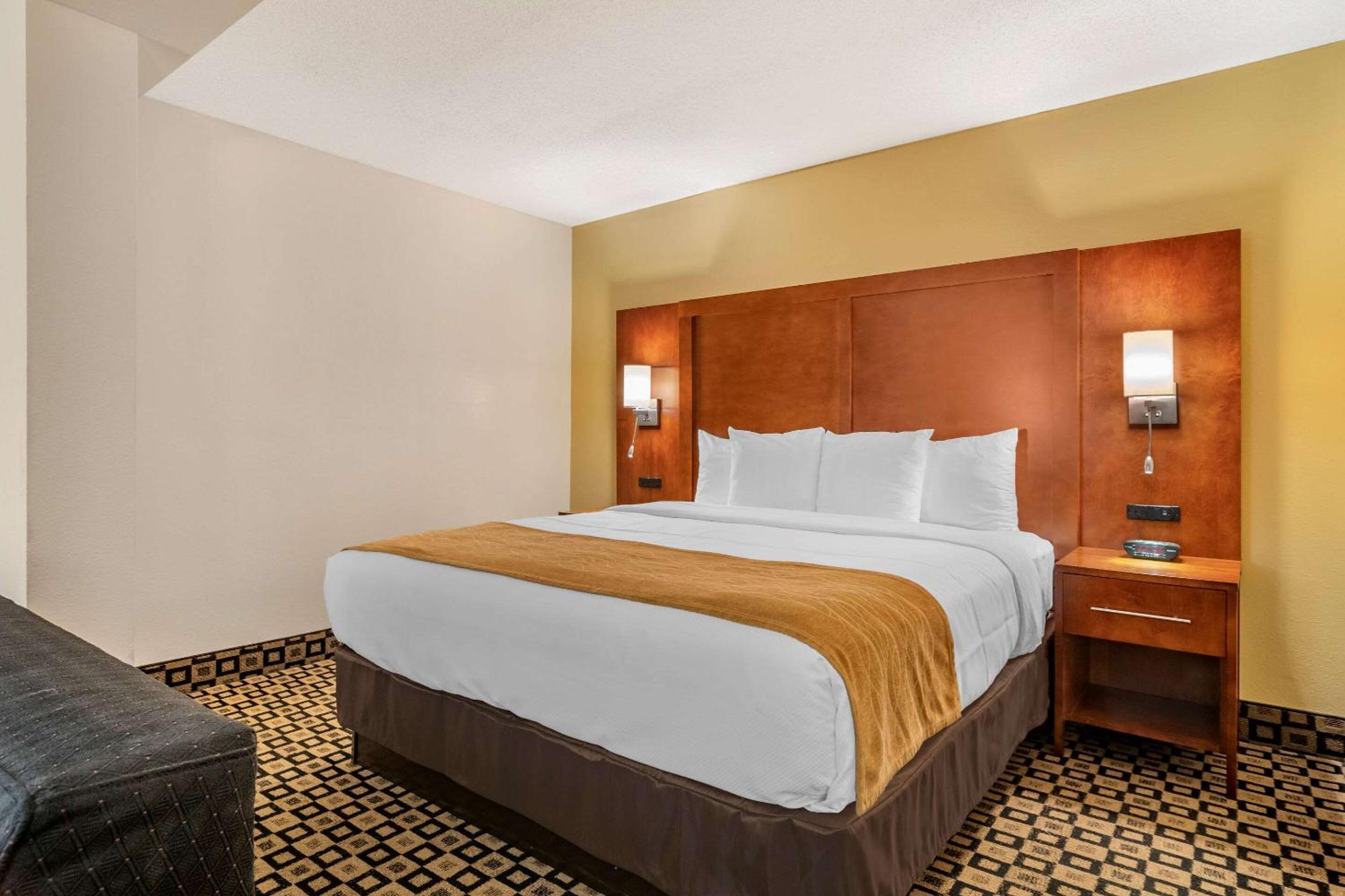 King Suite - Non-Smoking - Photo 2