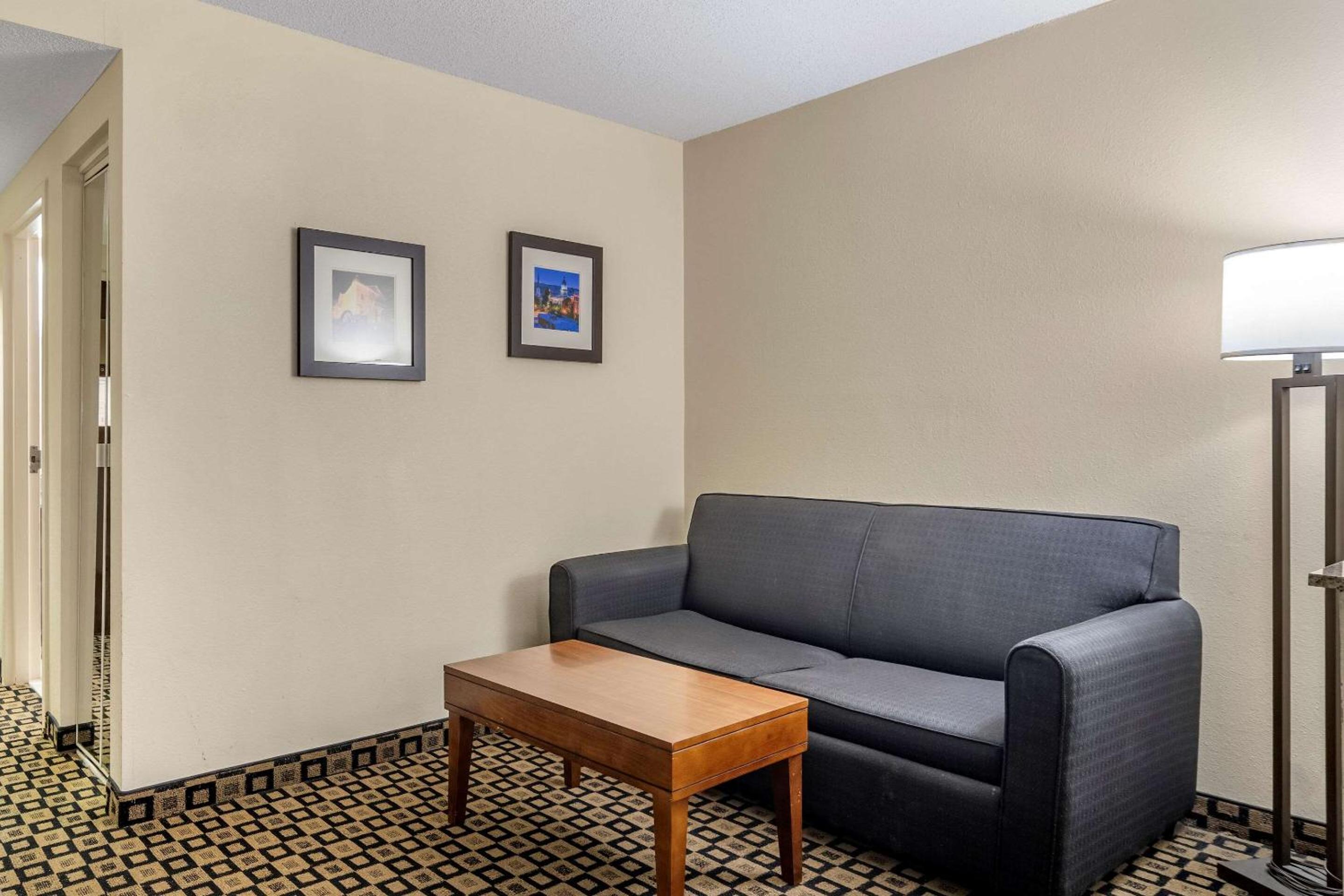 King Suite - Non-Smoking - Photo 6
