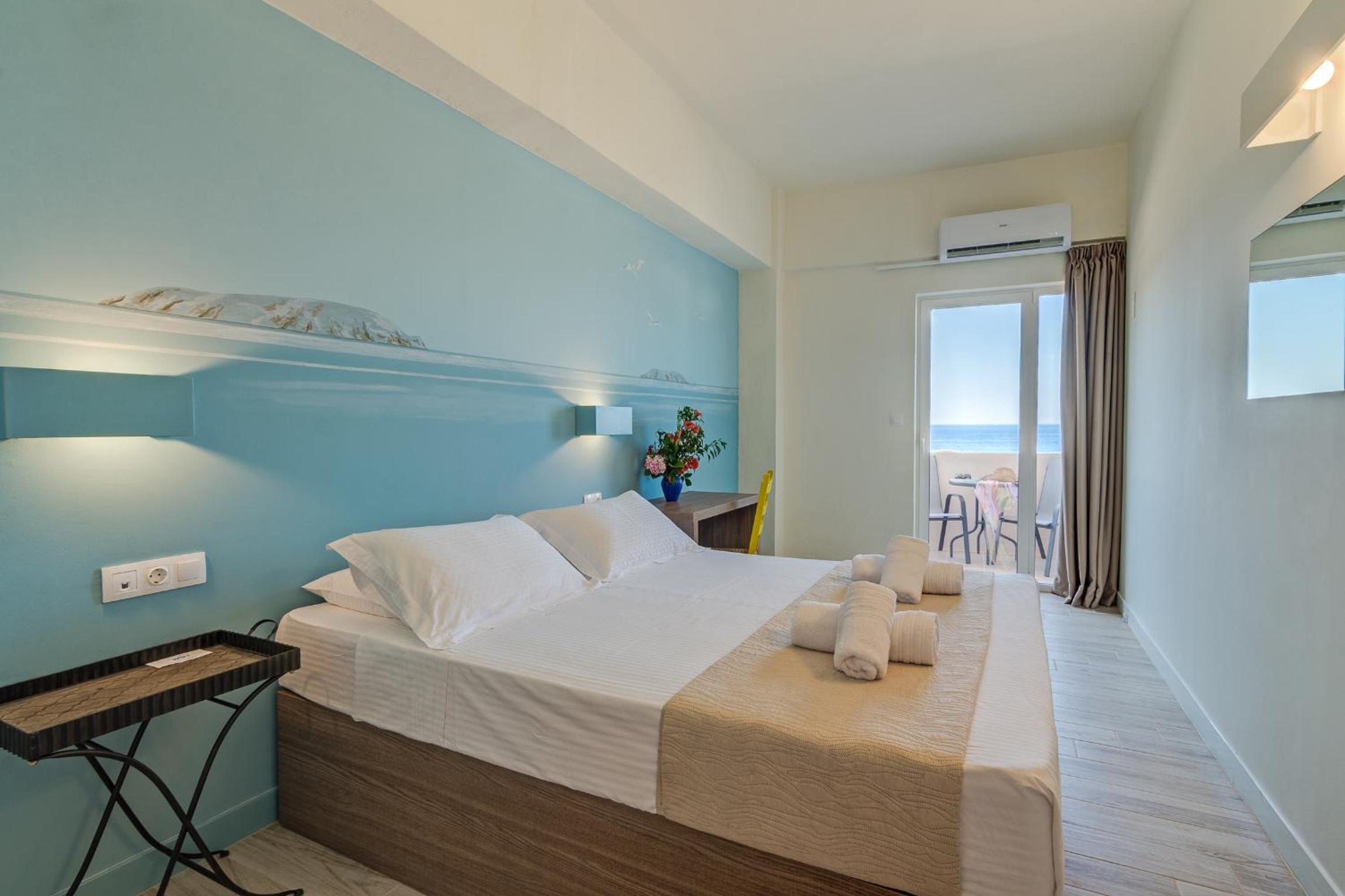 Deluxe Double Room with Balcony and Sea View - Photo 18