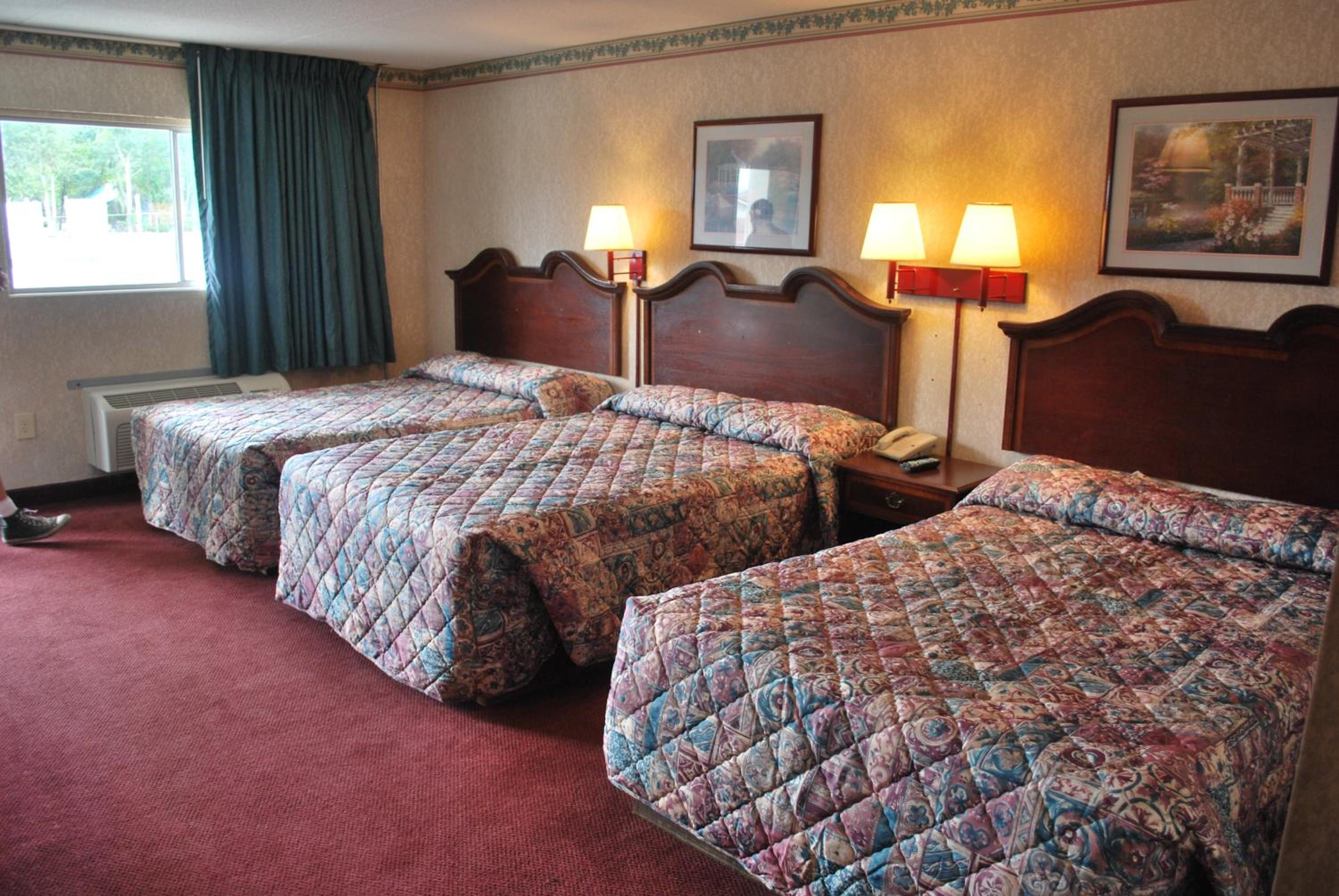 Deluxe Room with Three Double Beds photo 1