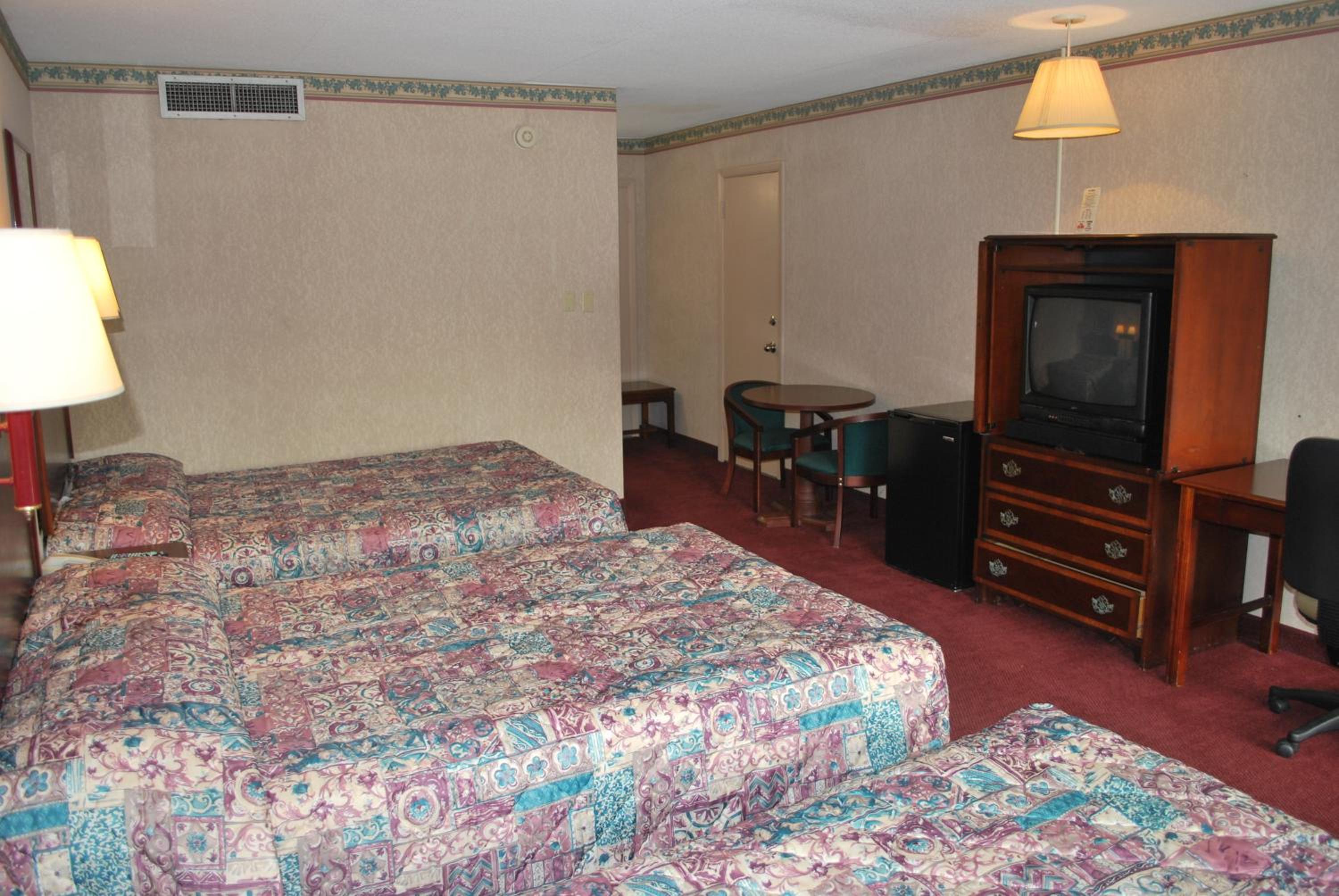 Deluxe Room with Three Double Beds photo 2