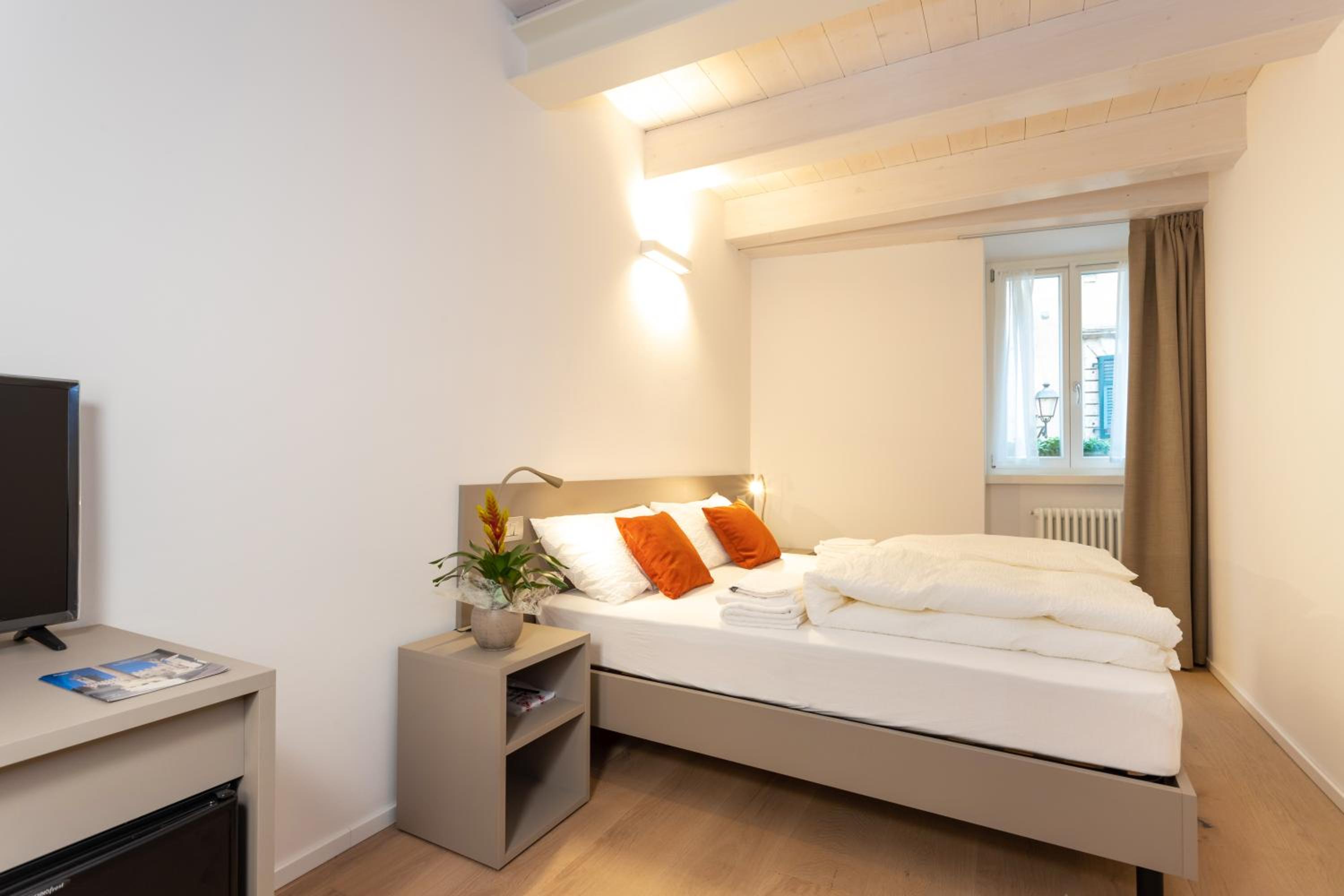Single Room with Private Bathroom photo 2