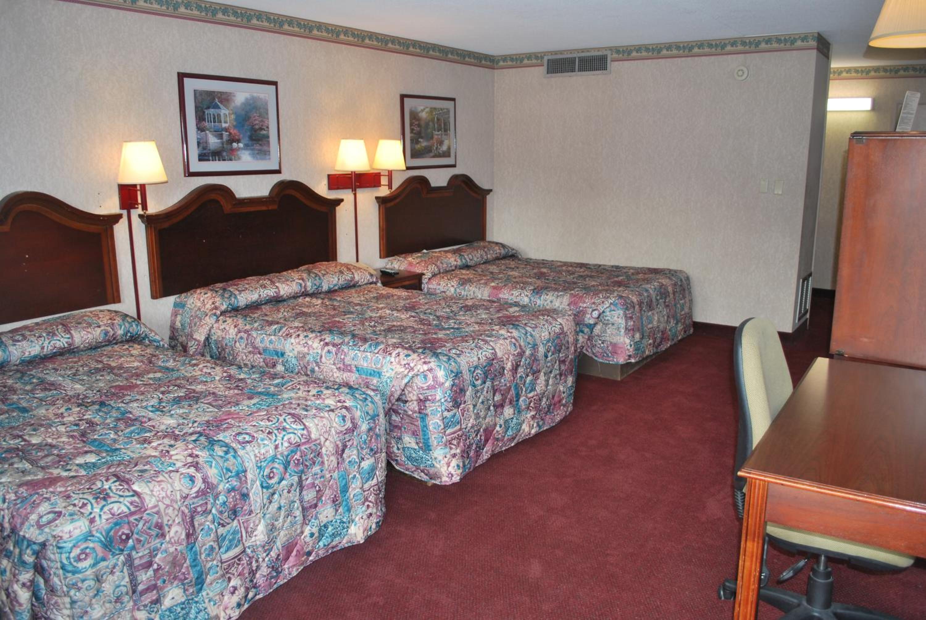 Deluxe Room with Three Double Beds photo 3