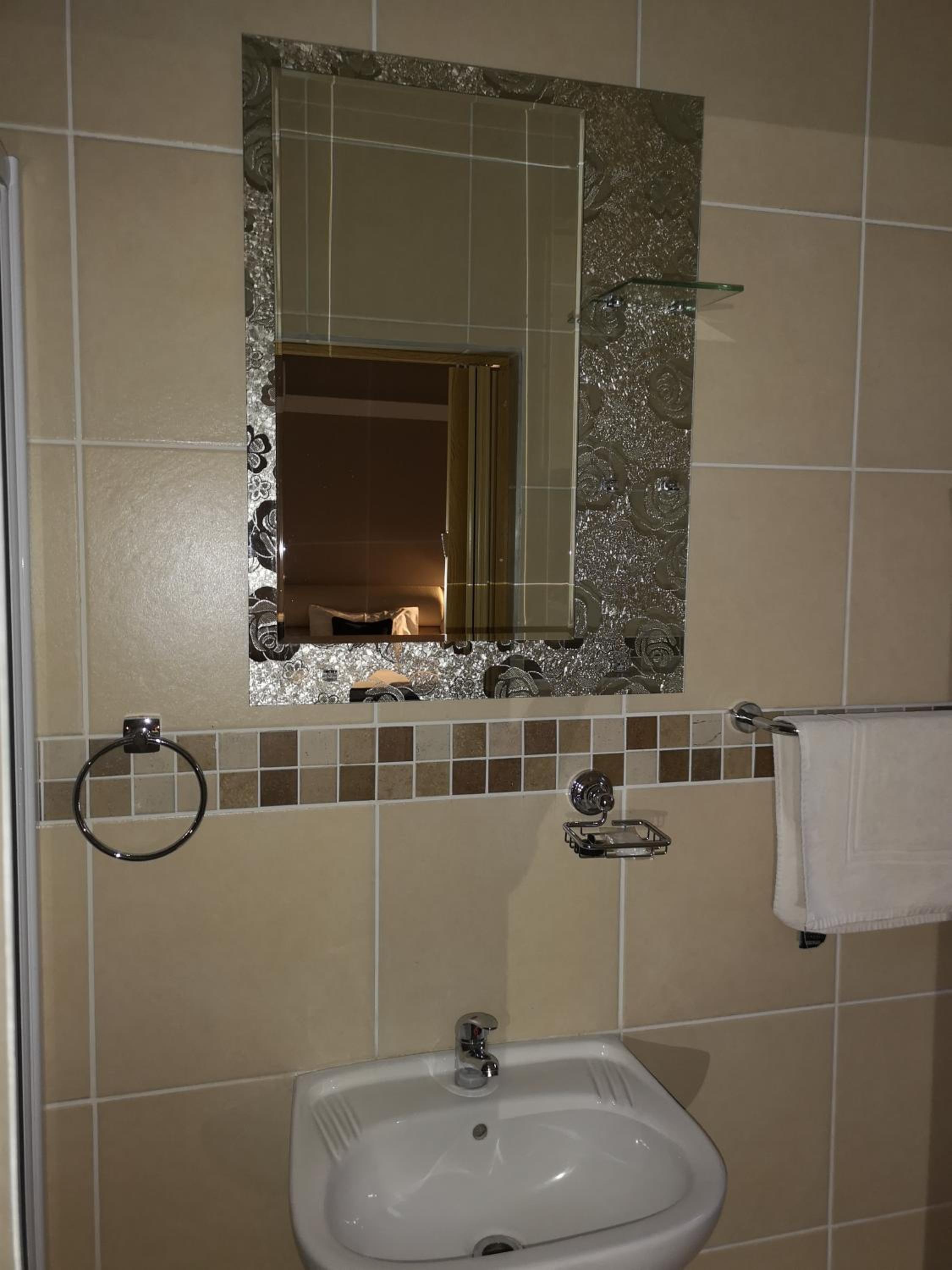Twin Room with Shower - Photo 6
