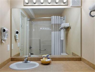 Queen Room - Non-Smoking - Photo 4