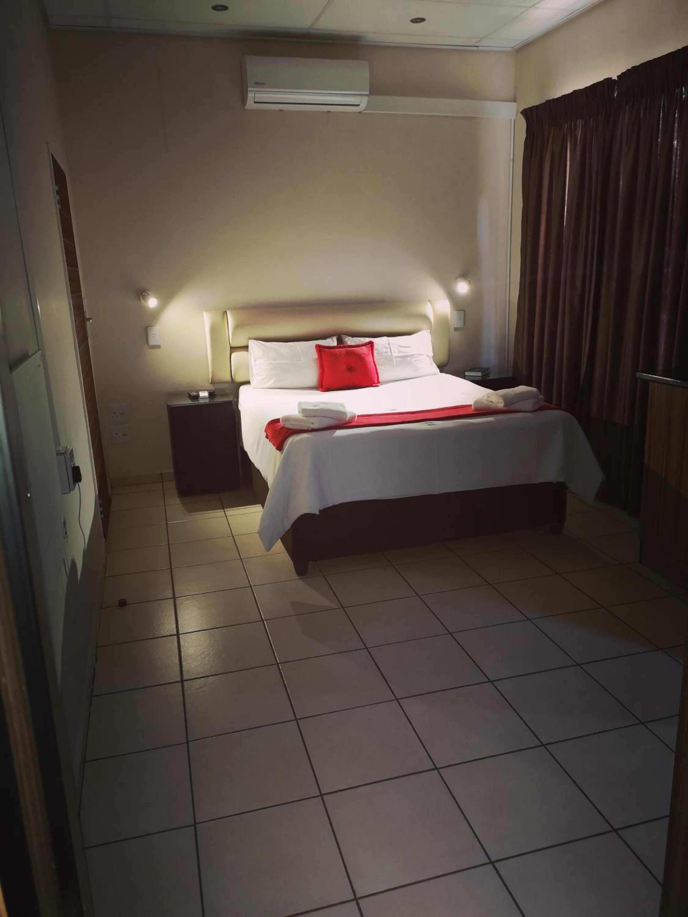 Deluxe Double Room with Bath - Photo 5