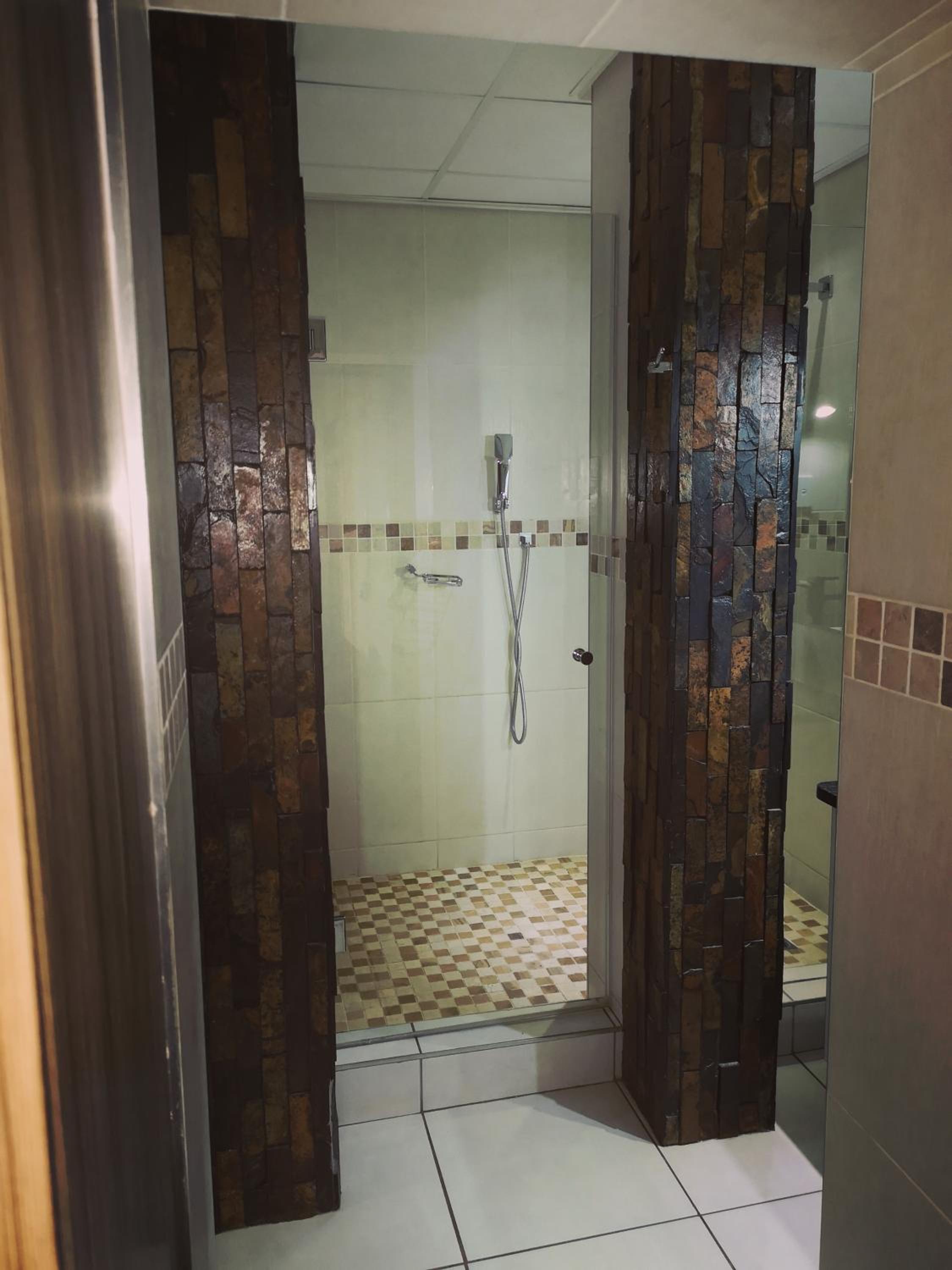 Deluxe Double Room with Bath - Photo 4
