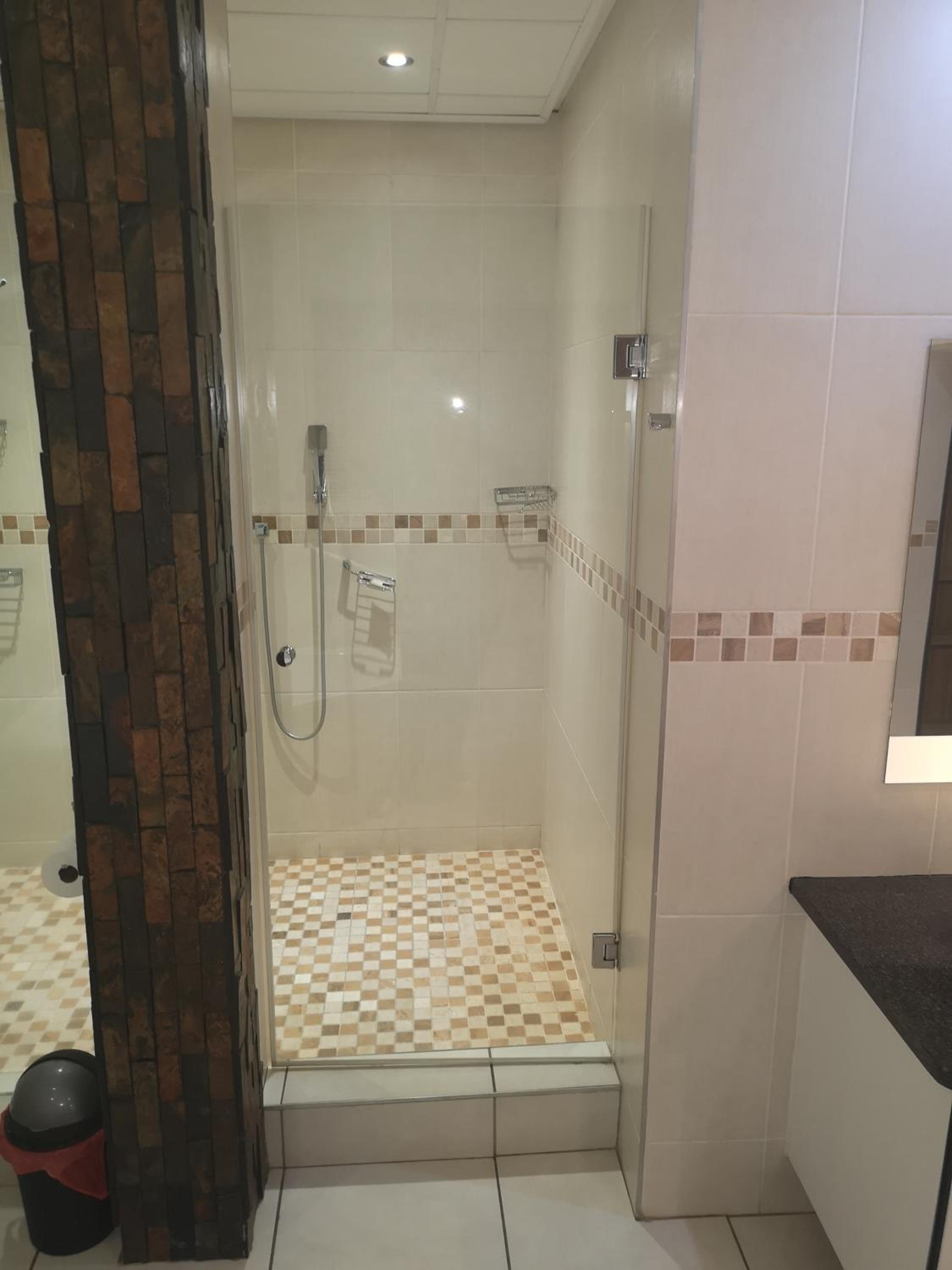 Deluxe Double Room with Bath - Photo 8