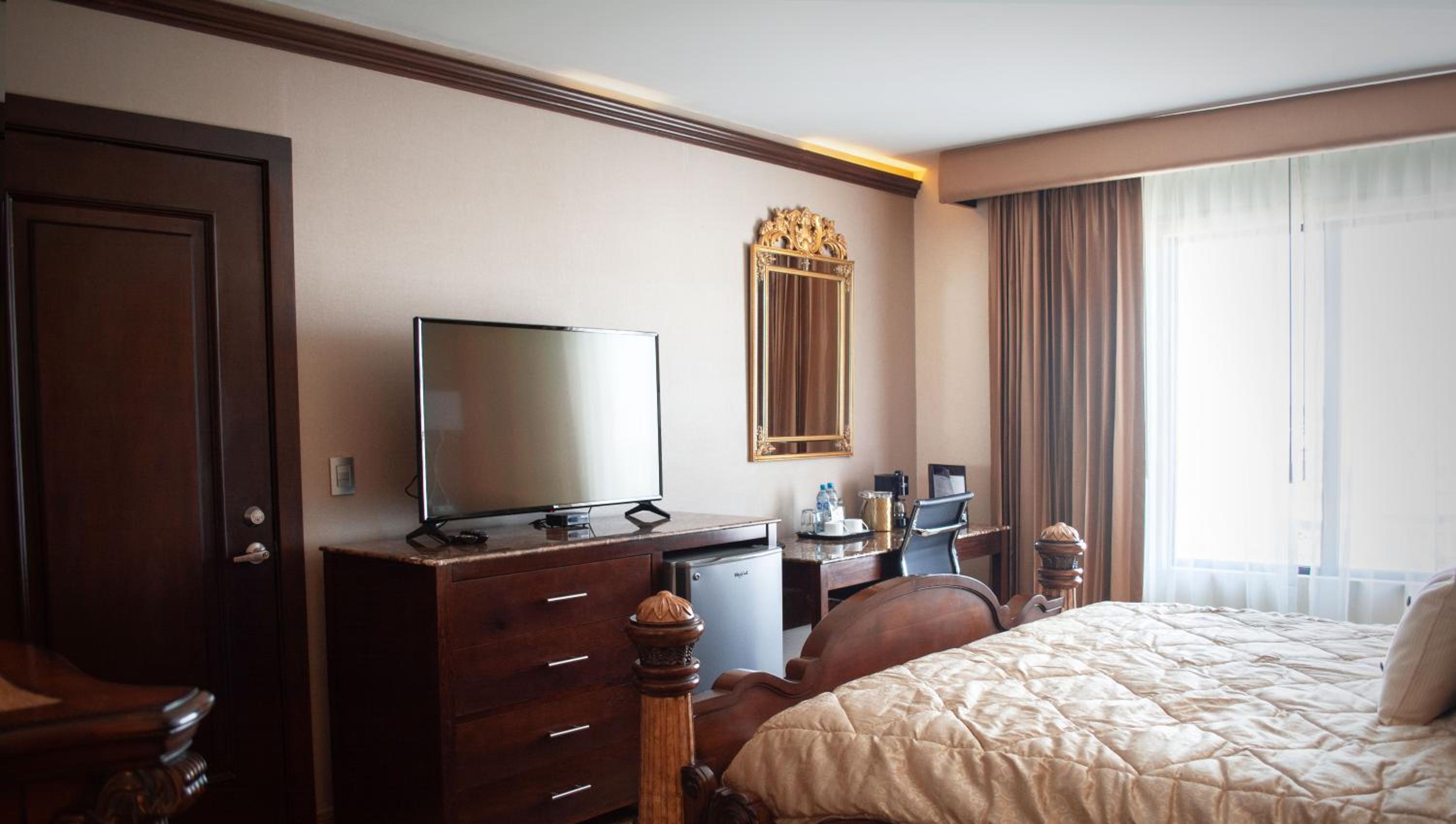Two-Bedroom Master Suite - Non-Smoking - Photo 4