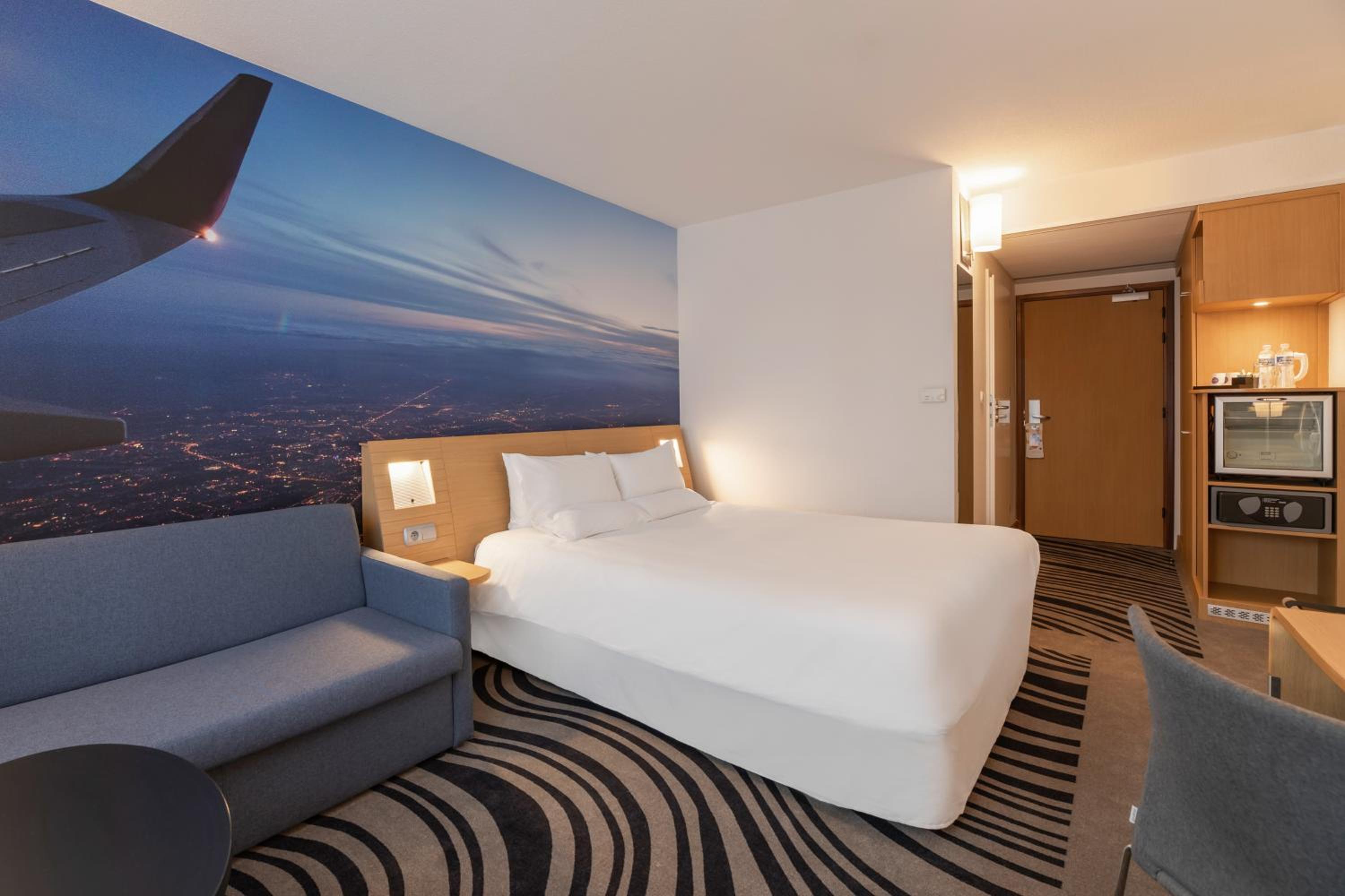 Standard Room with One Double Bed and One Double Sofa bed - Photo 6