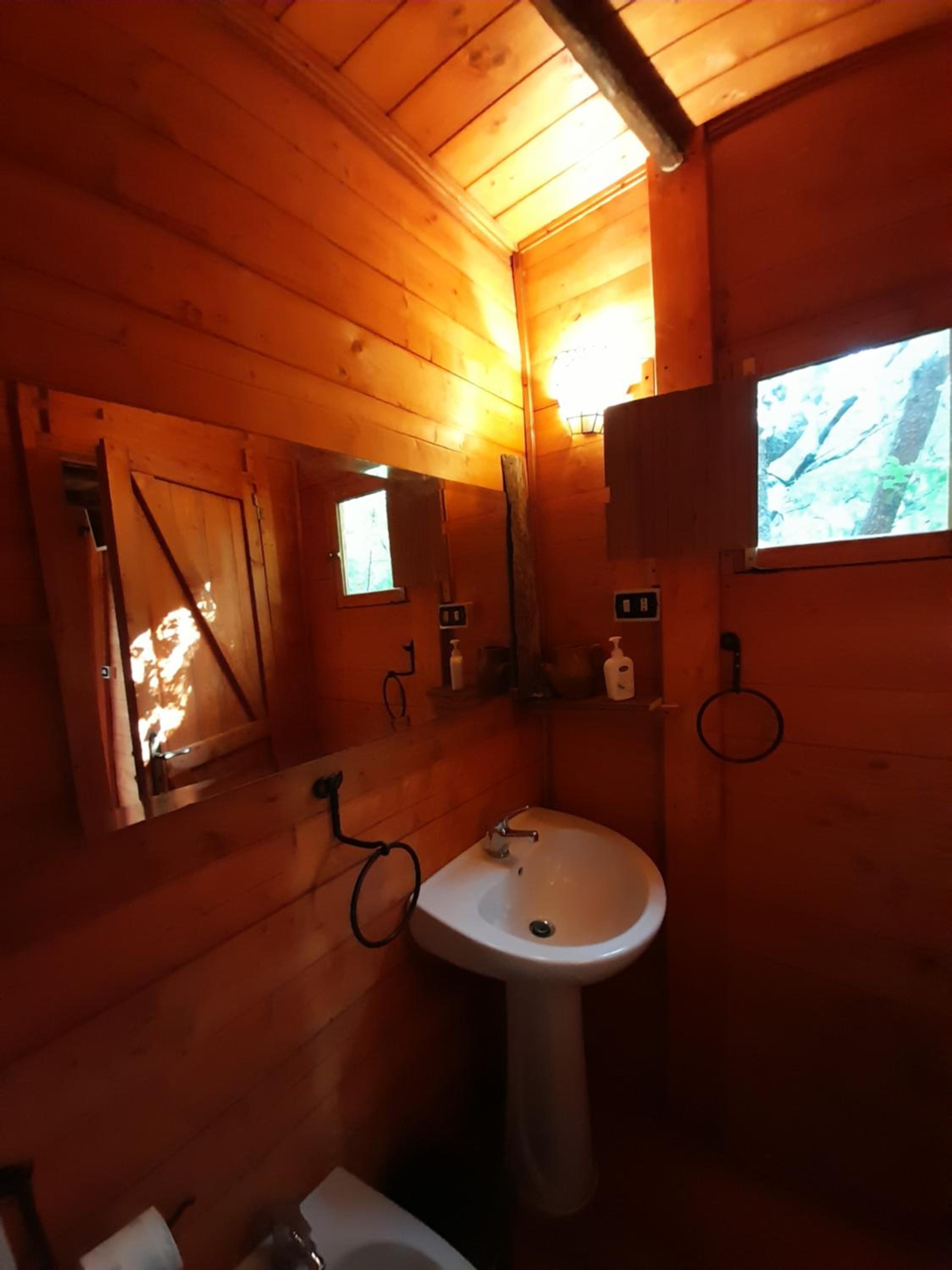 Double Room with Private Bathroom - Photo 9