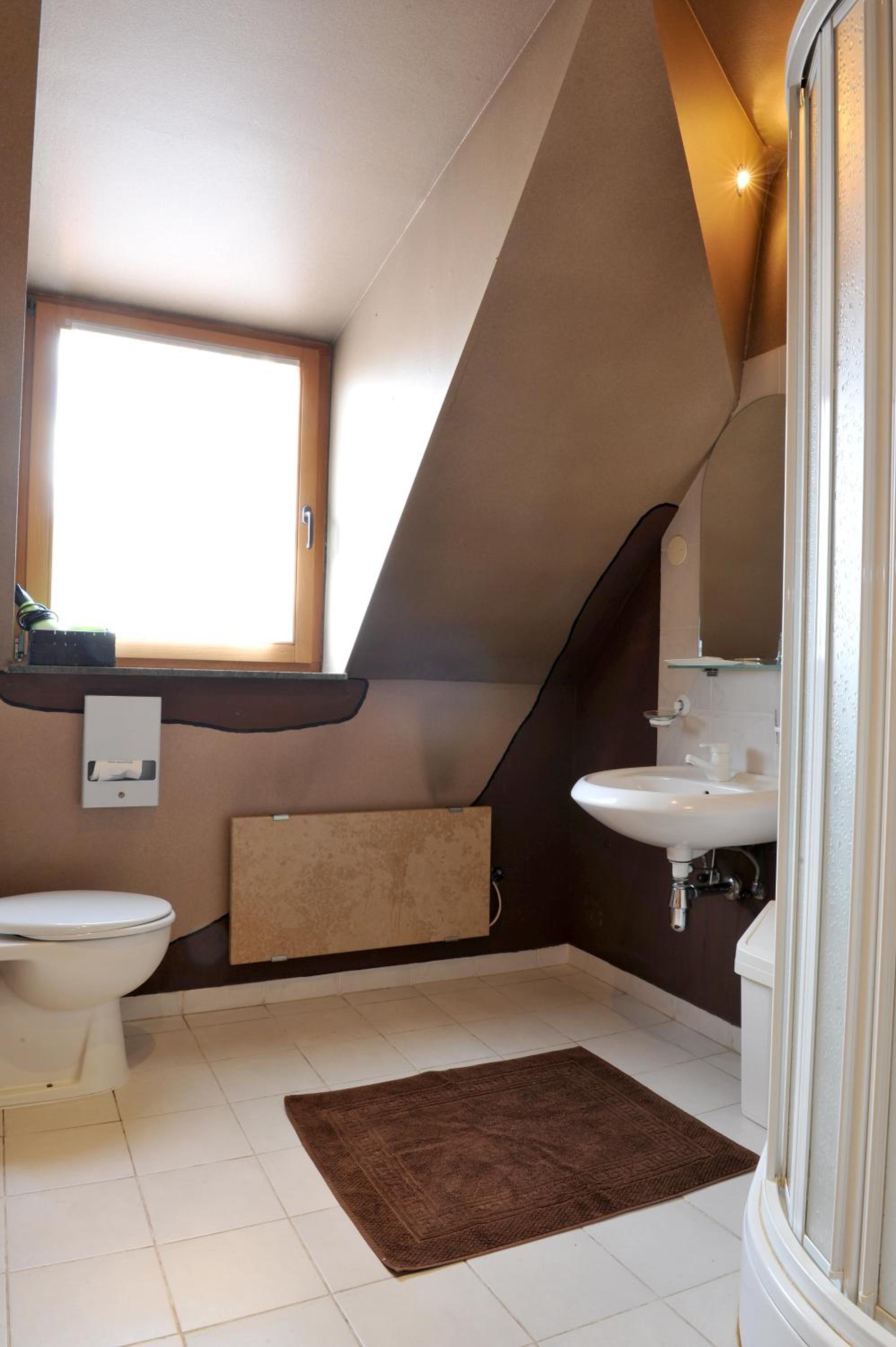 Standard King Room - Photo 5
