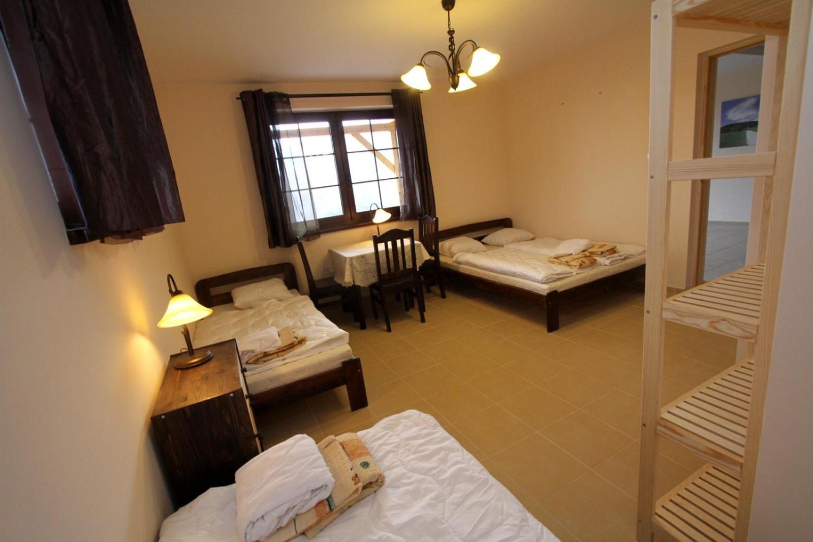 Quadruple Room with Private Bathroom - Photo 6