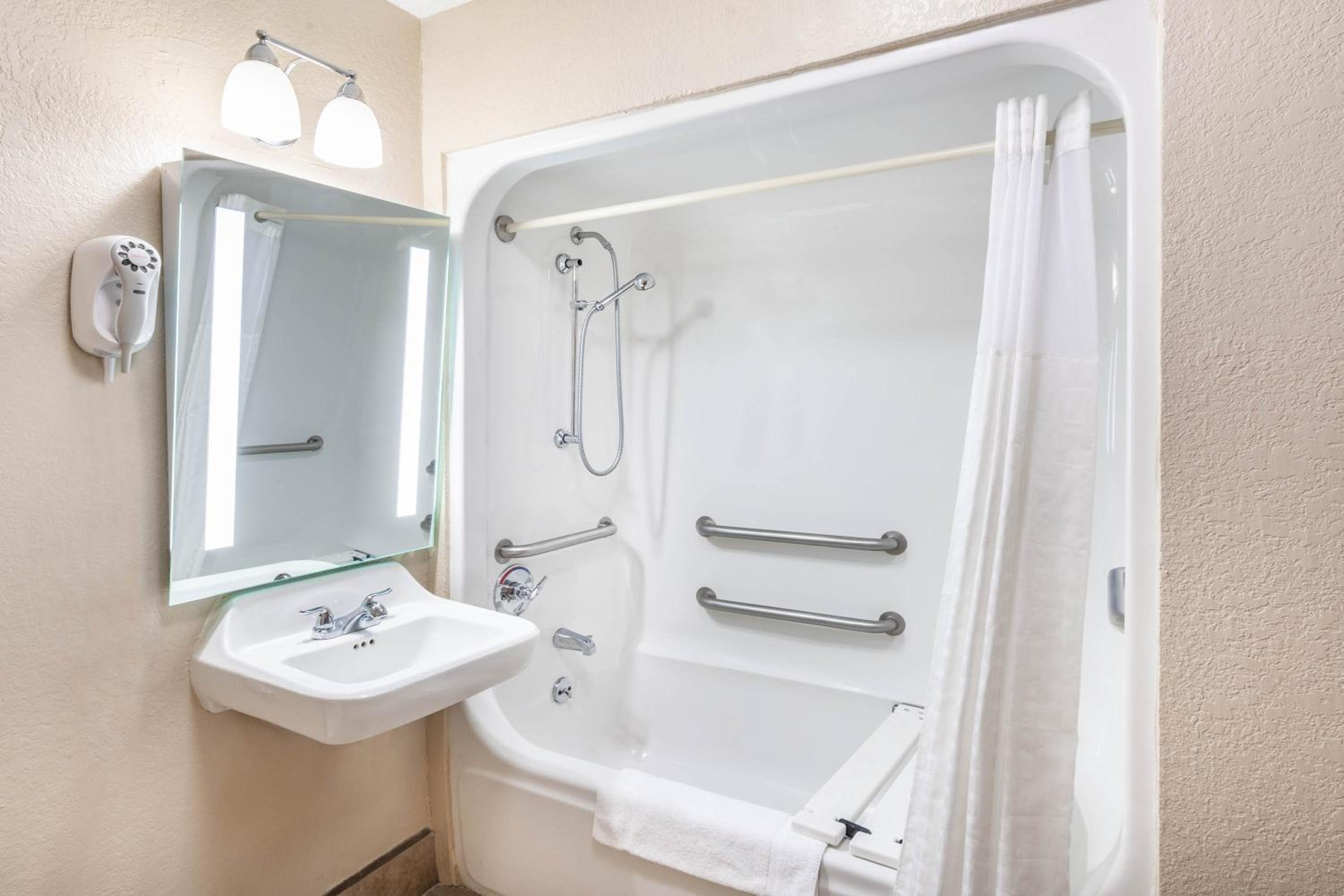 Queen Room - Disability Access - Non-Smoking photo 2