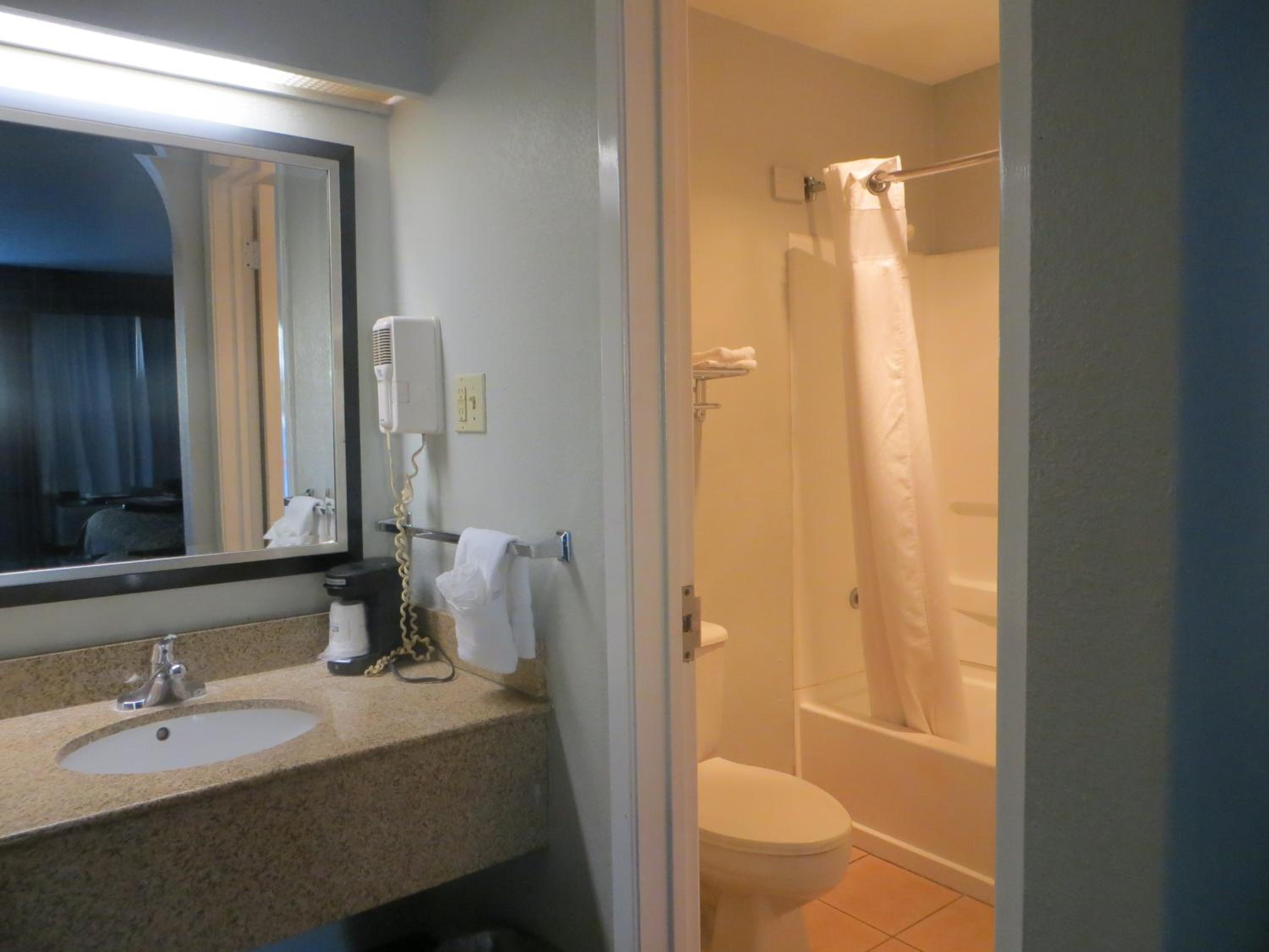 King Room - Non-Smoking - Photo 4