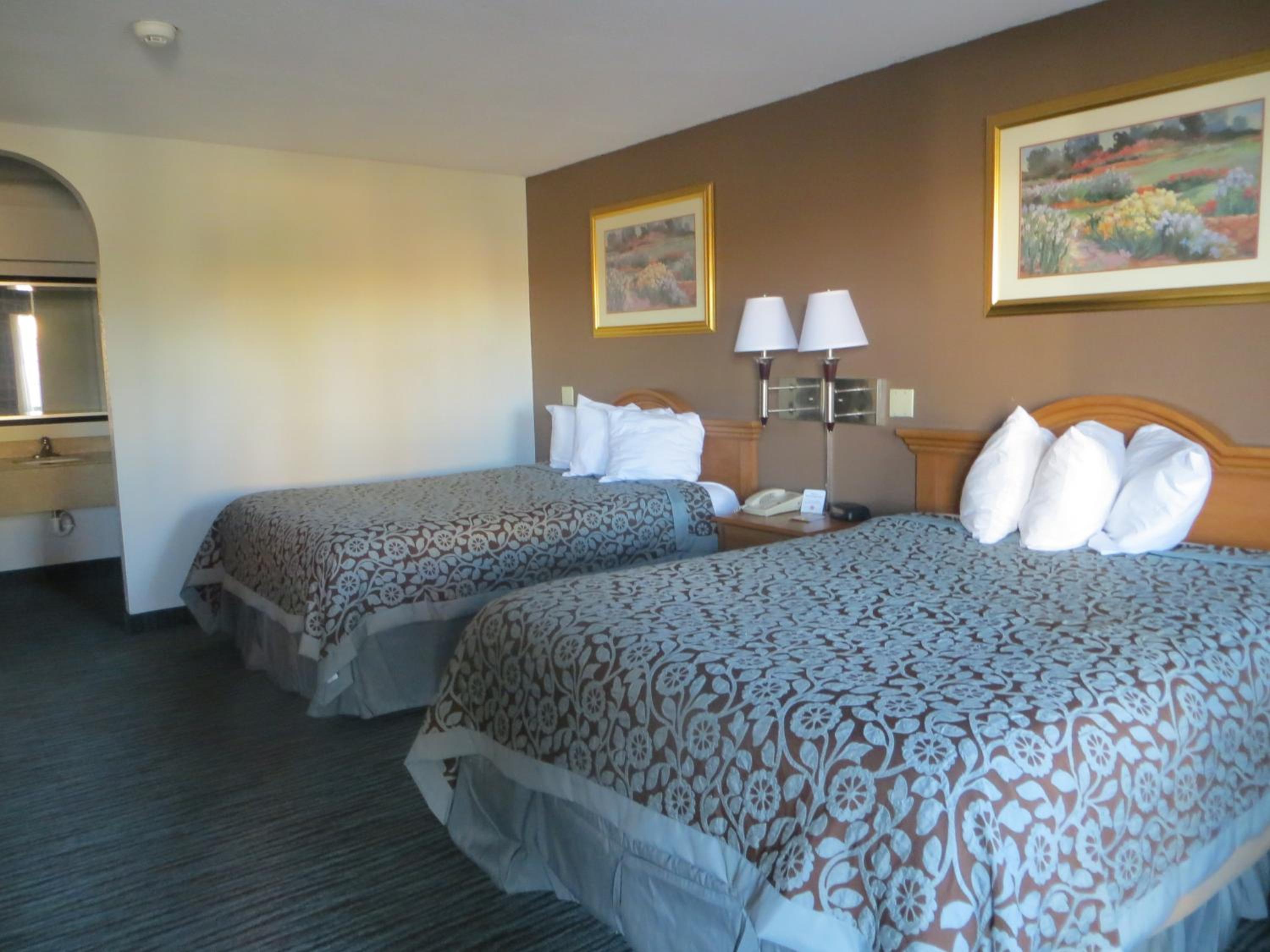 Studio Suite with Two Queen Beds - Non-Smoking - Photo 3