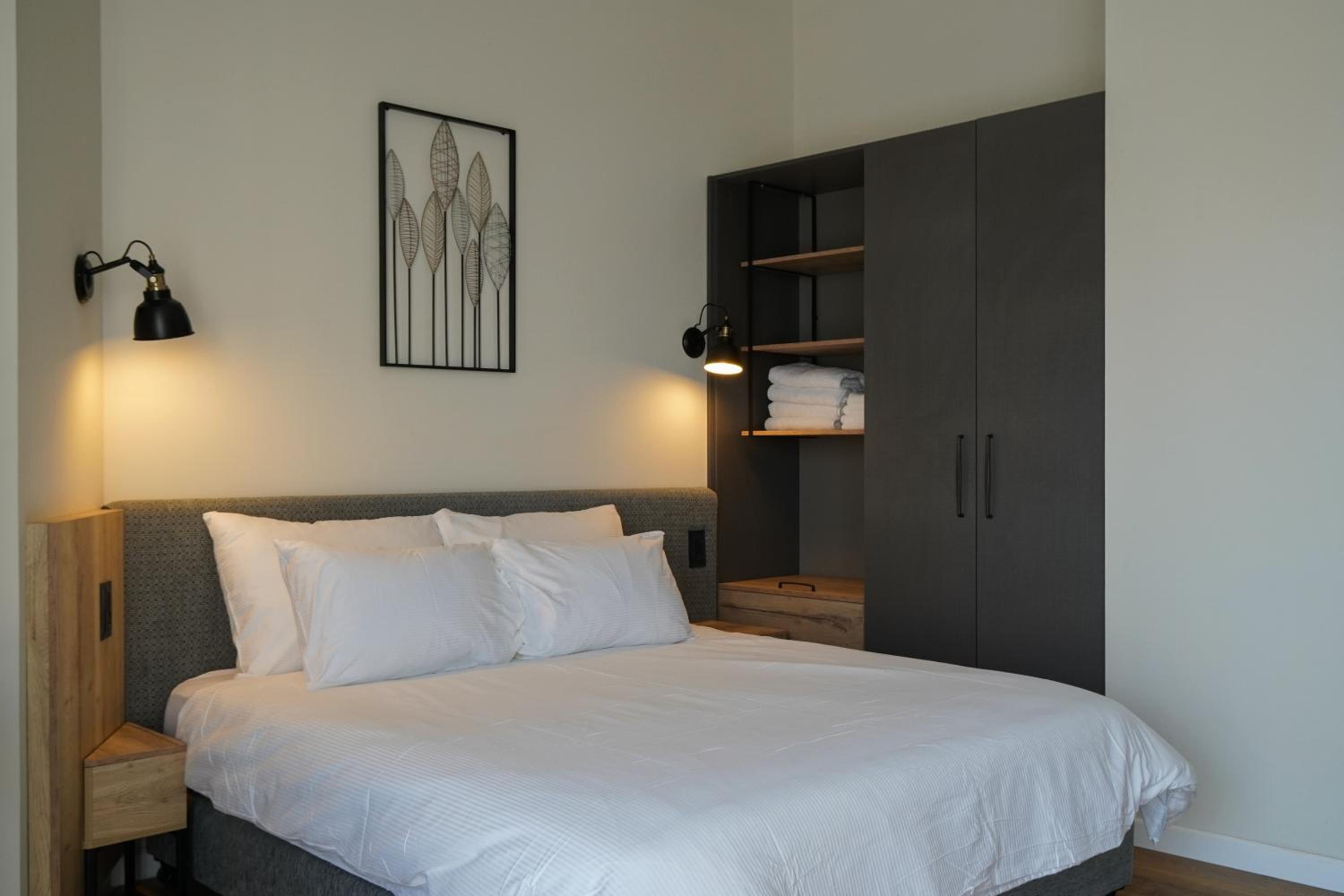 Suite with City View - Photo 5