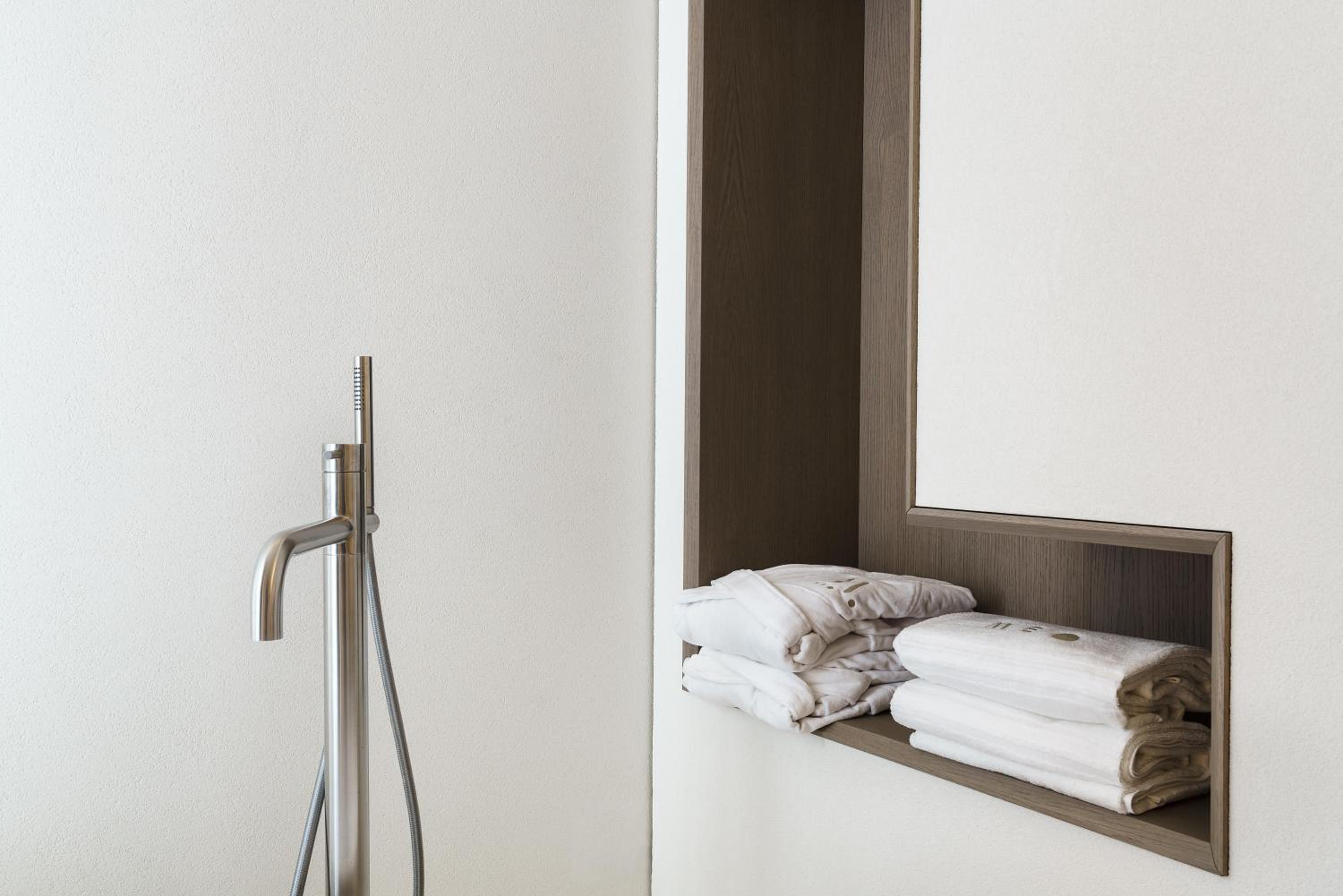 Deluxe Double Room with Bath - Photo 15