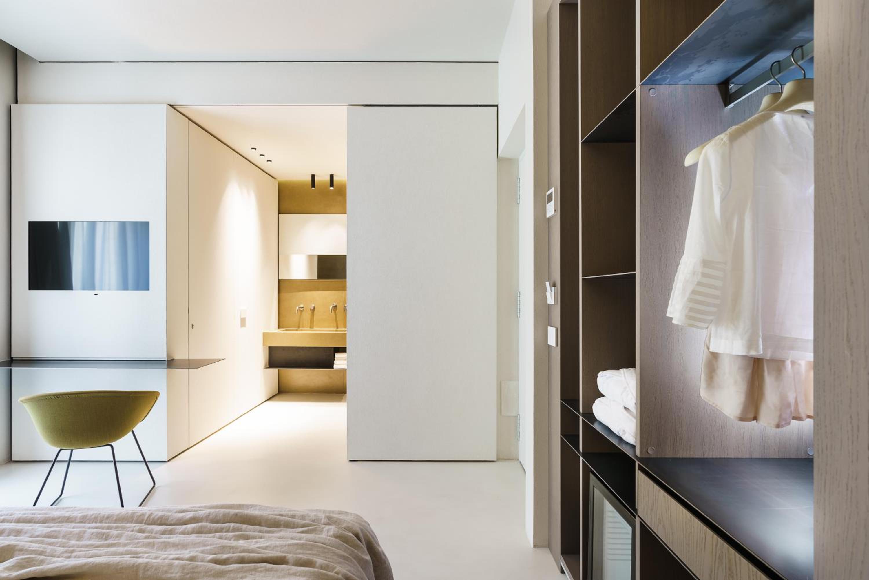 Deluxe King Room - Photo 4