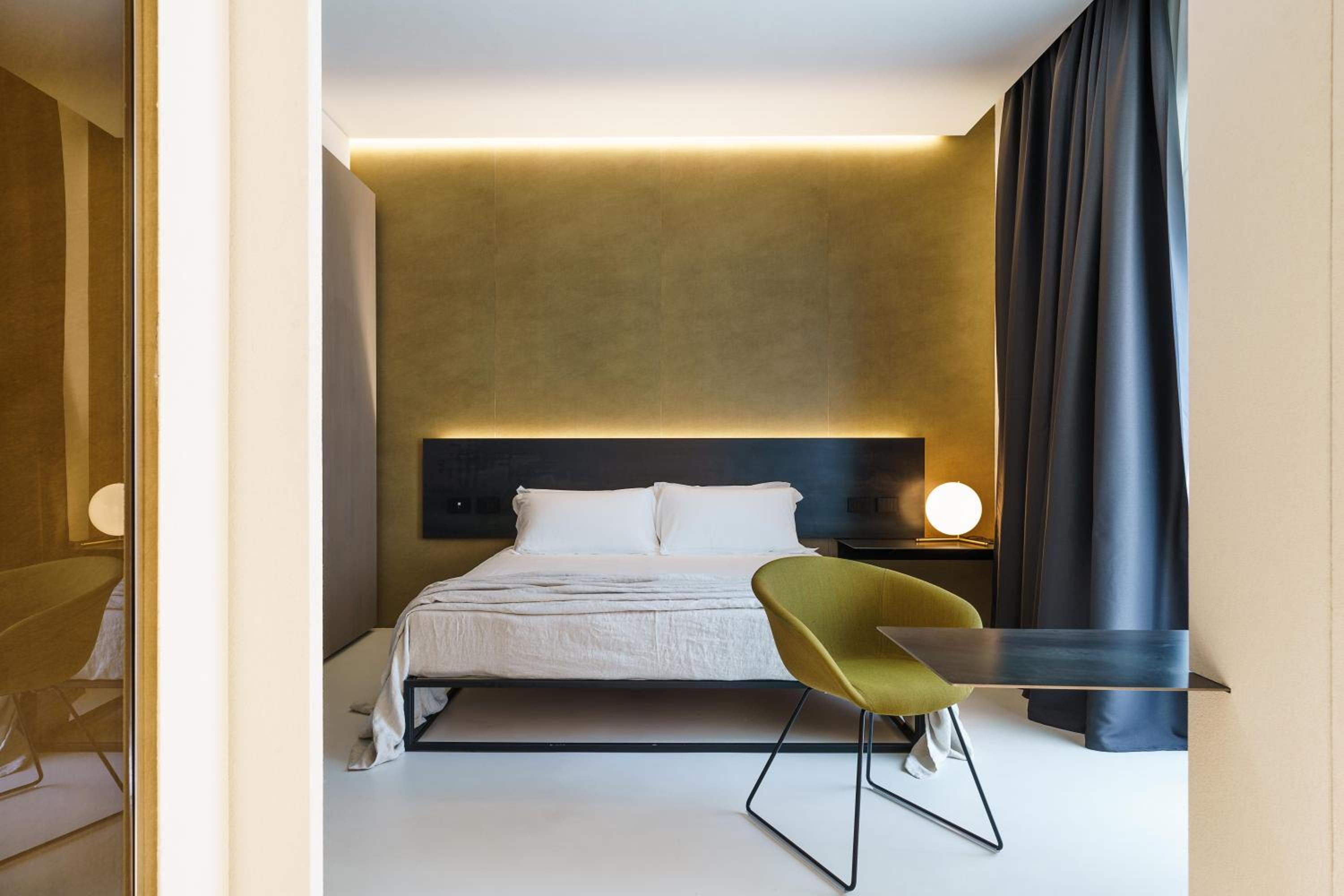 Deluxe King Room - Photo 24