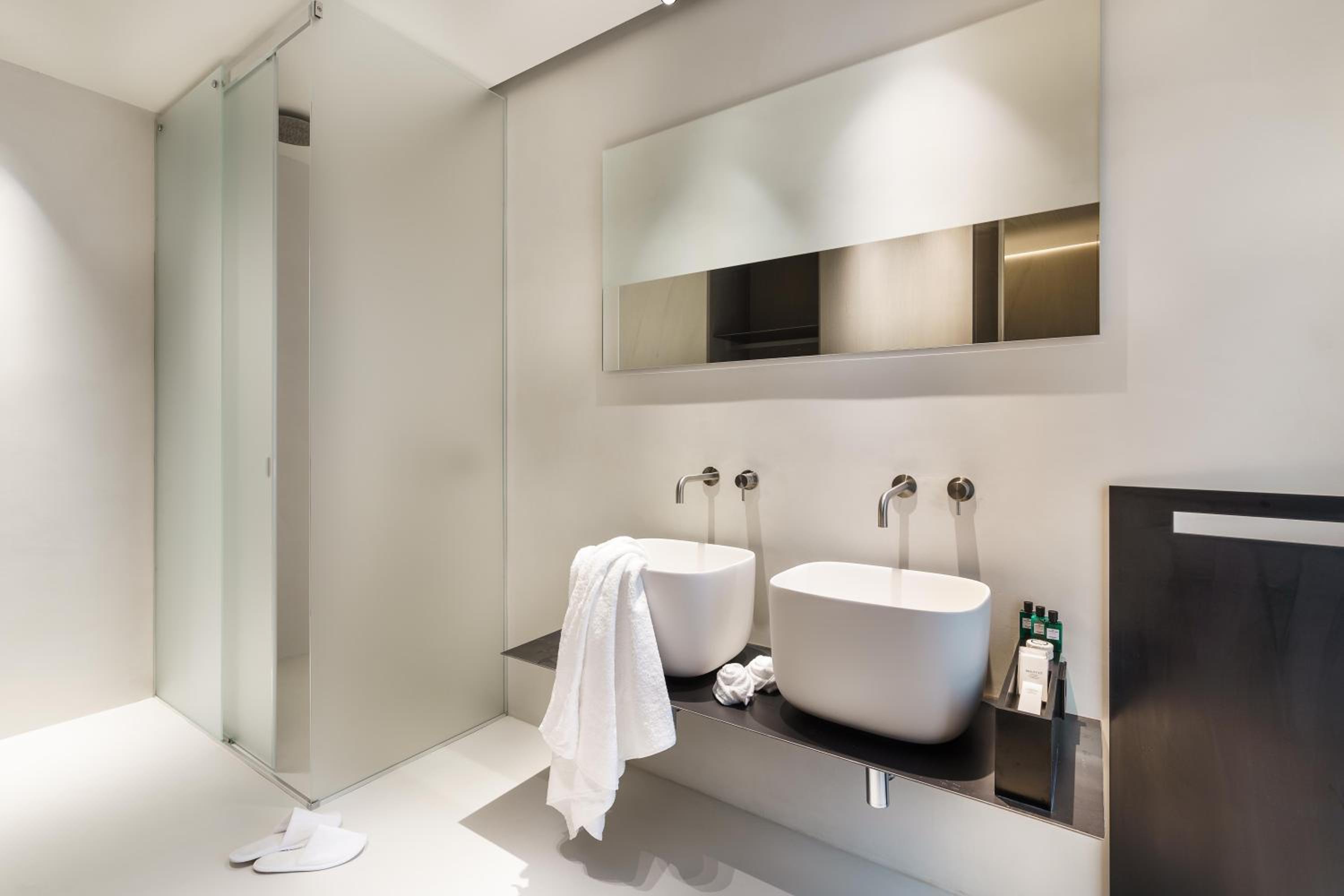 Deluxe Double Room with Bath - Photo 25