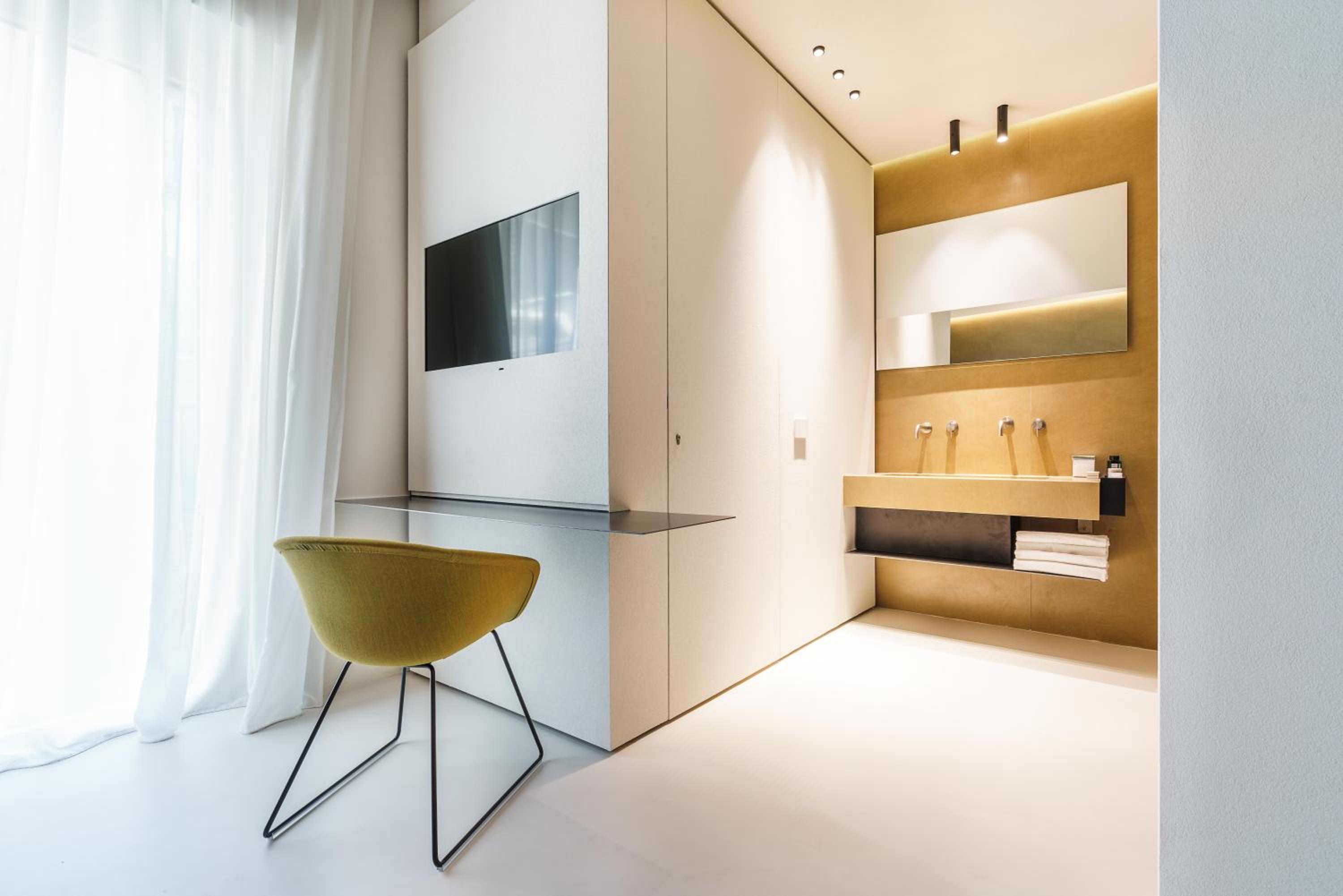Deluxe King Room - Photo 23
