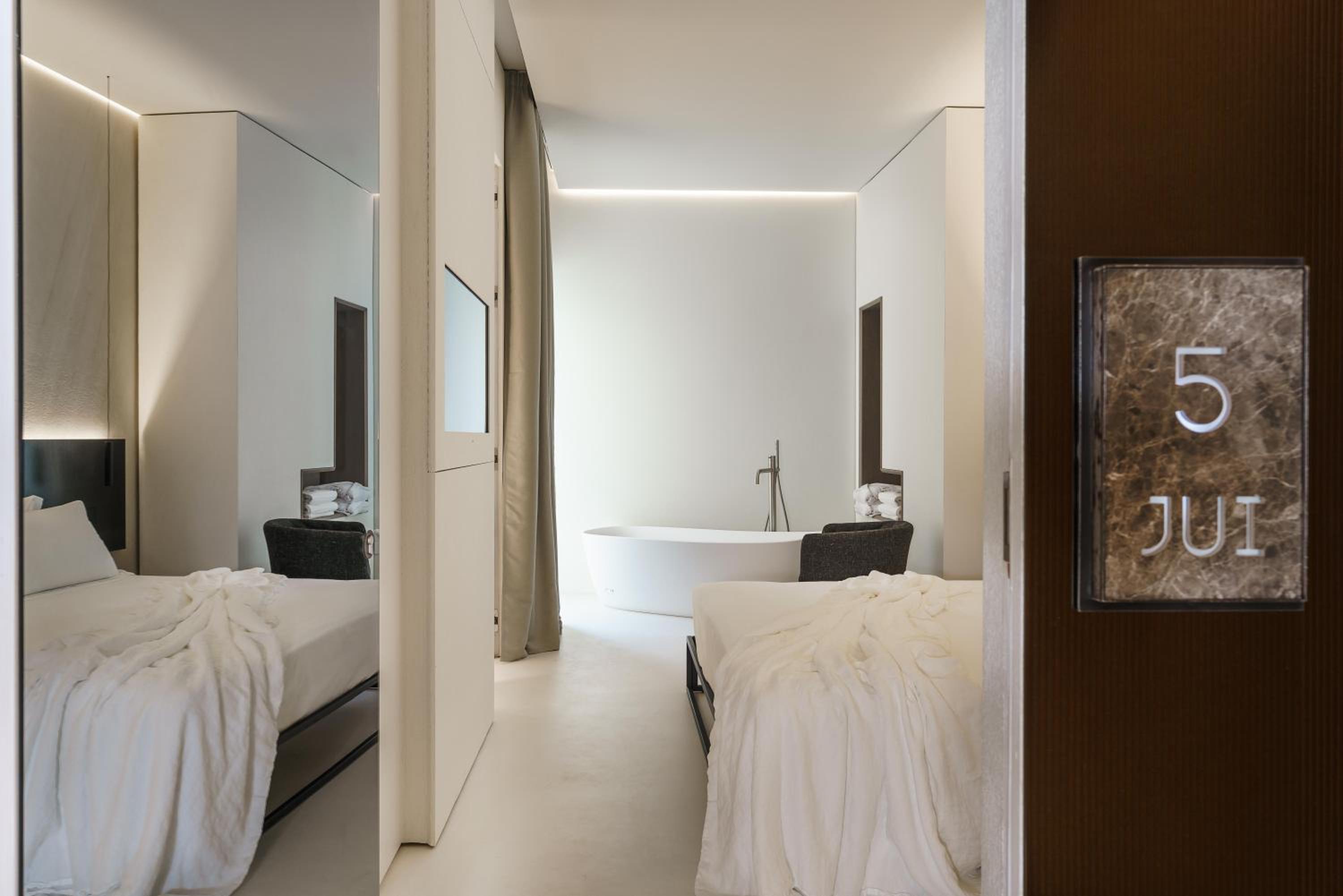 Deluxe Double Room with Bath - Photo 22