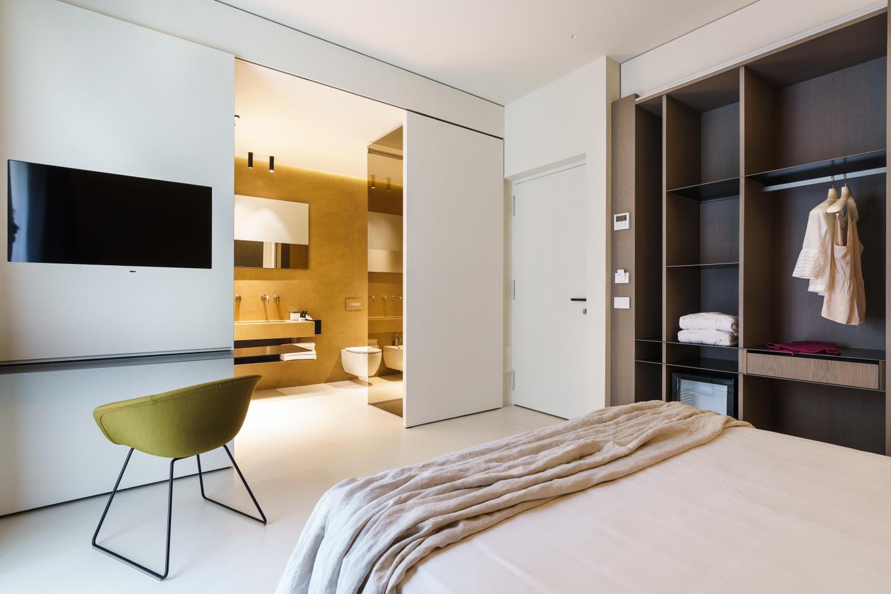 Deluxe King Room - Photo 6