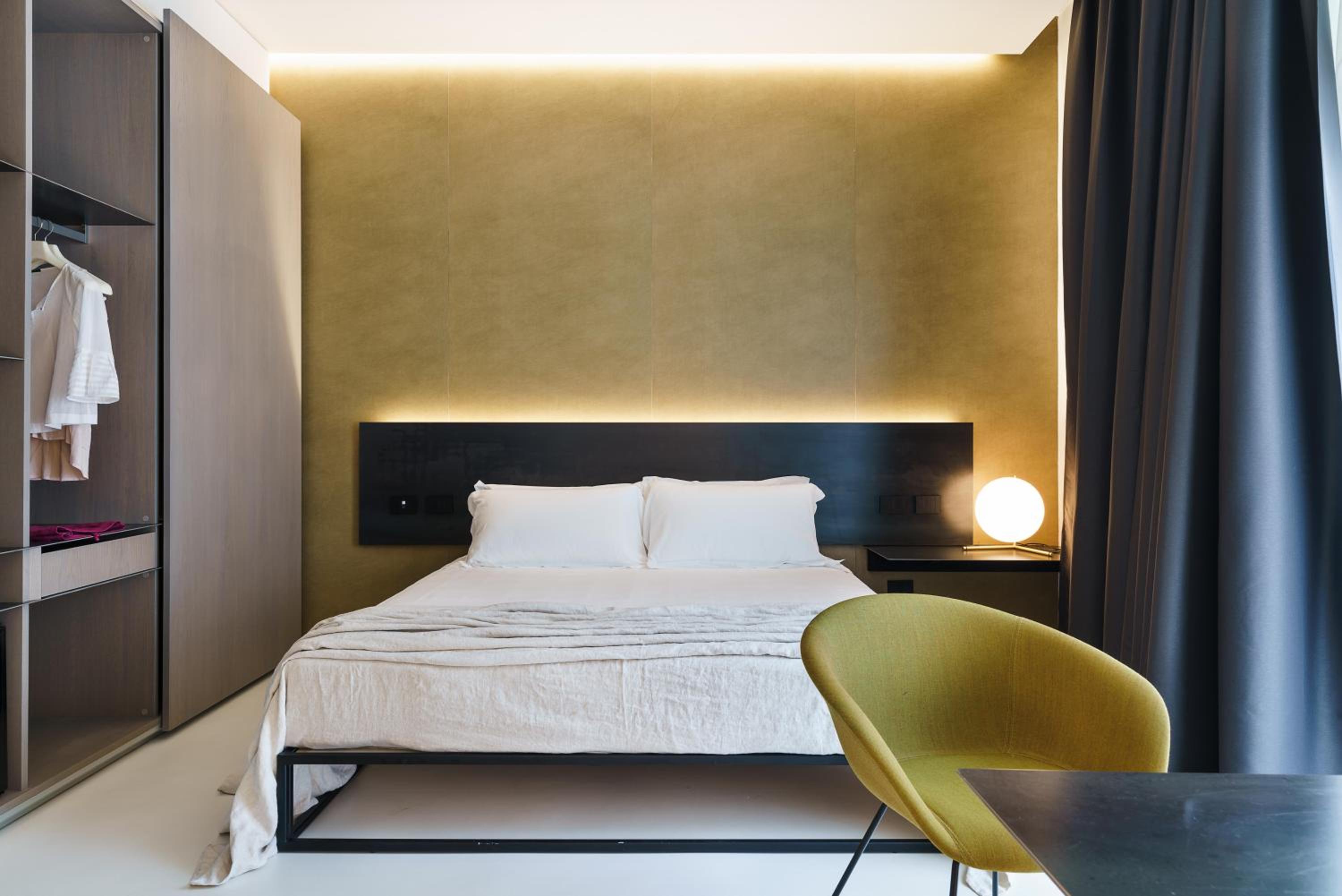 Deluxe King Room - Photo 19