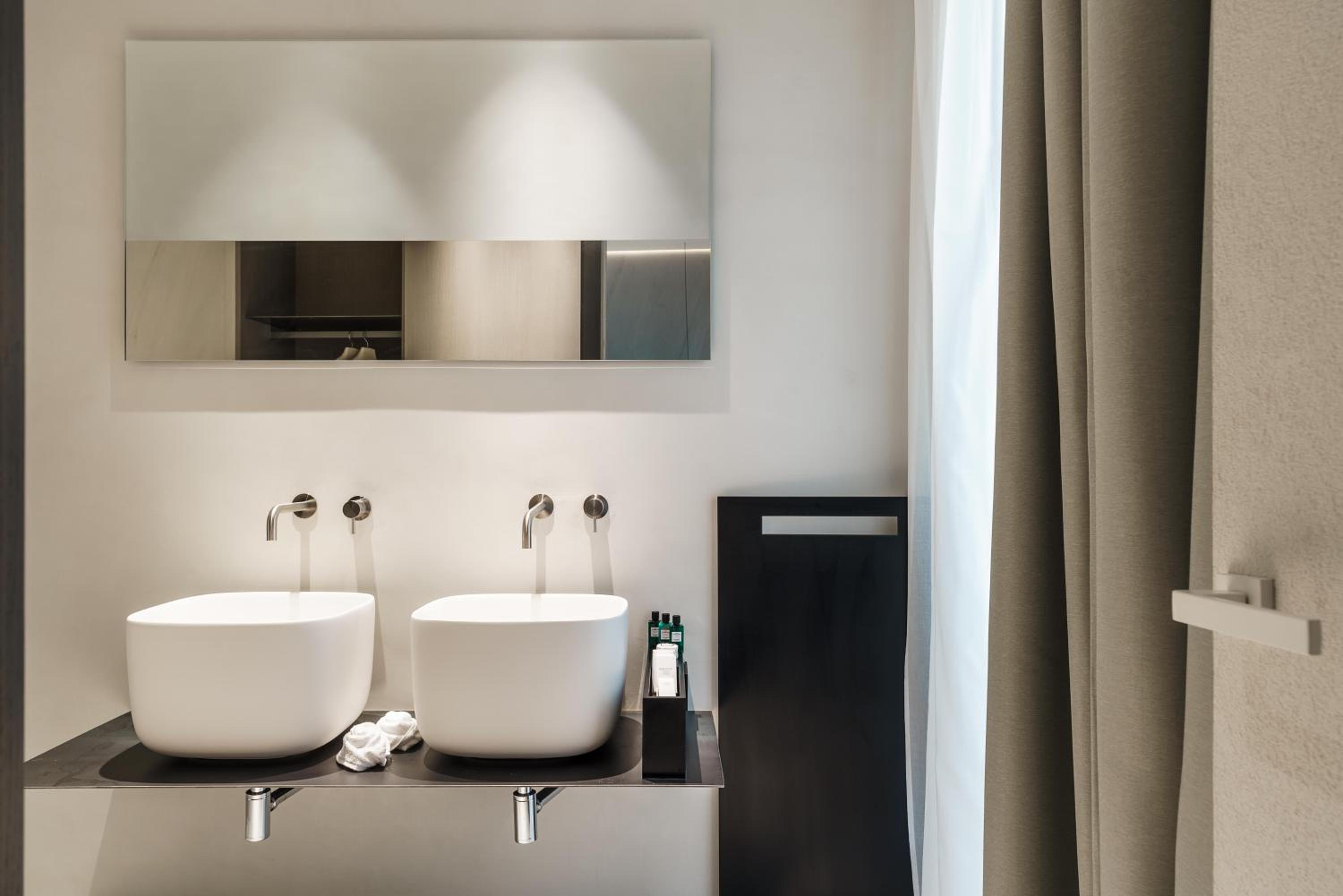 Deluxe Double Room with Bath - Photo 16